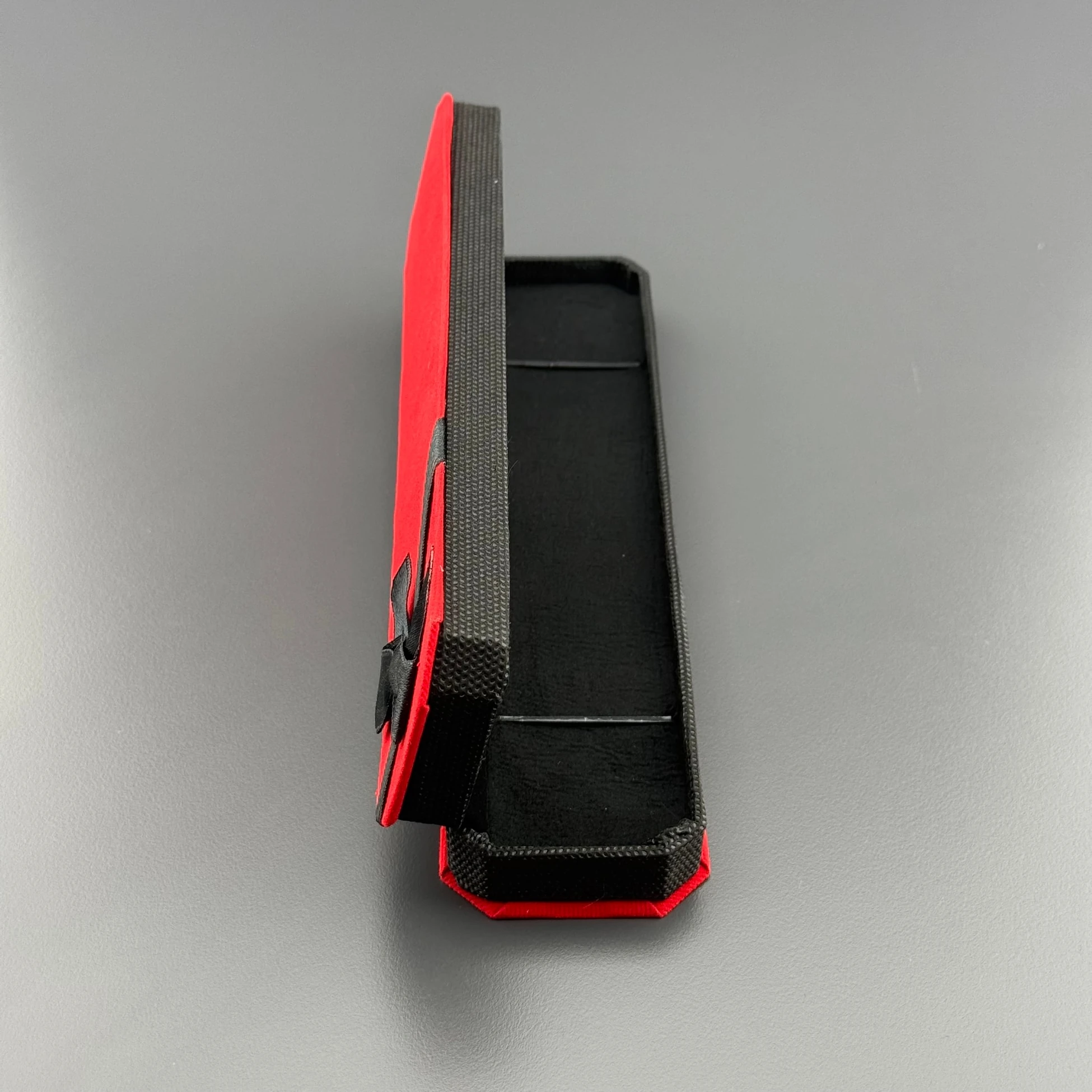 Kurdele Detaylı Kırmızı Kadife Tesbih Kutusu