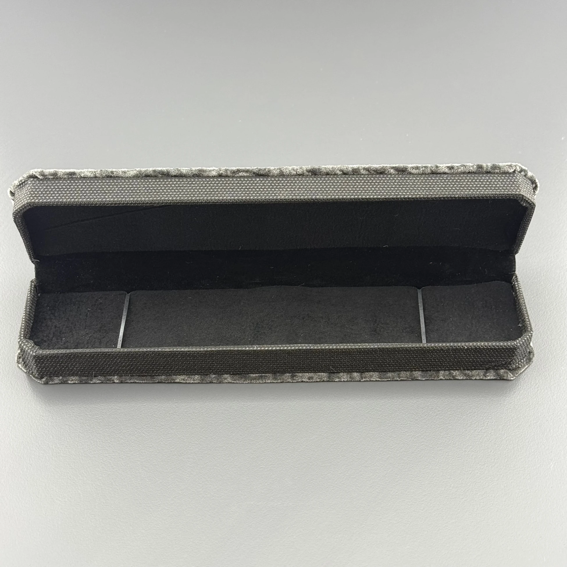 Gri Leopar Desenli Siyah Kadife Tesbih Kutusu