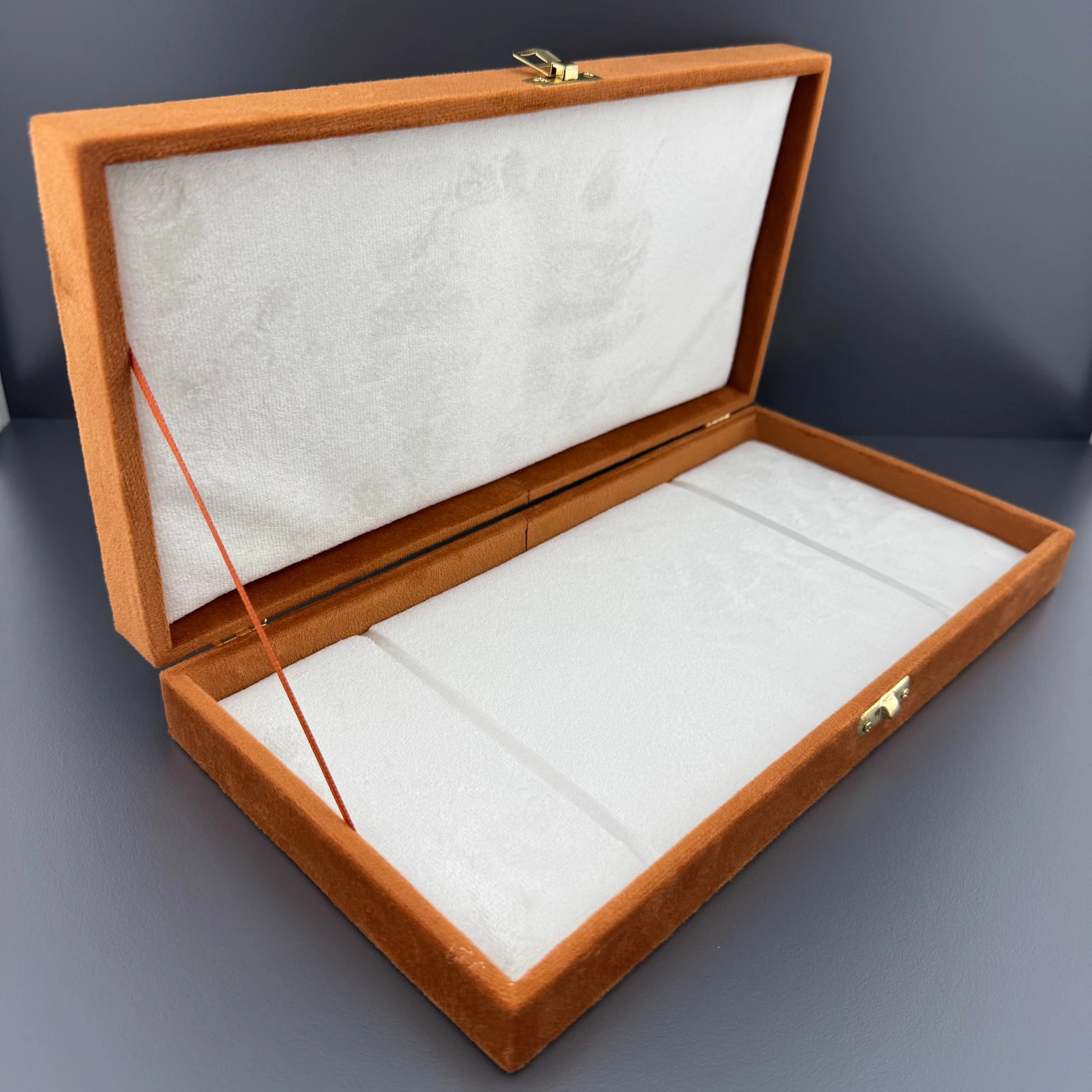 Beyaz Kabartmalı Turuncu Kadife Tespih Kutusu