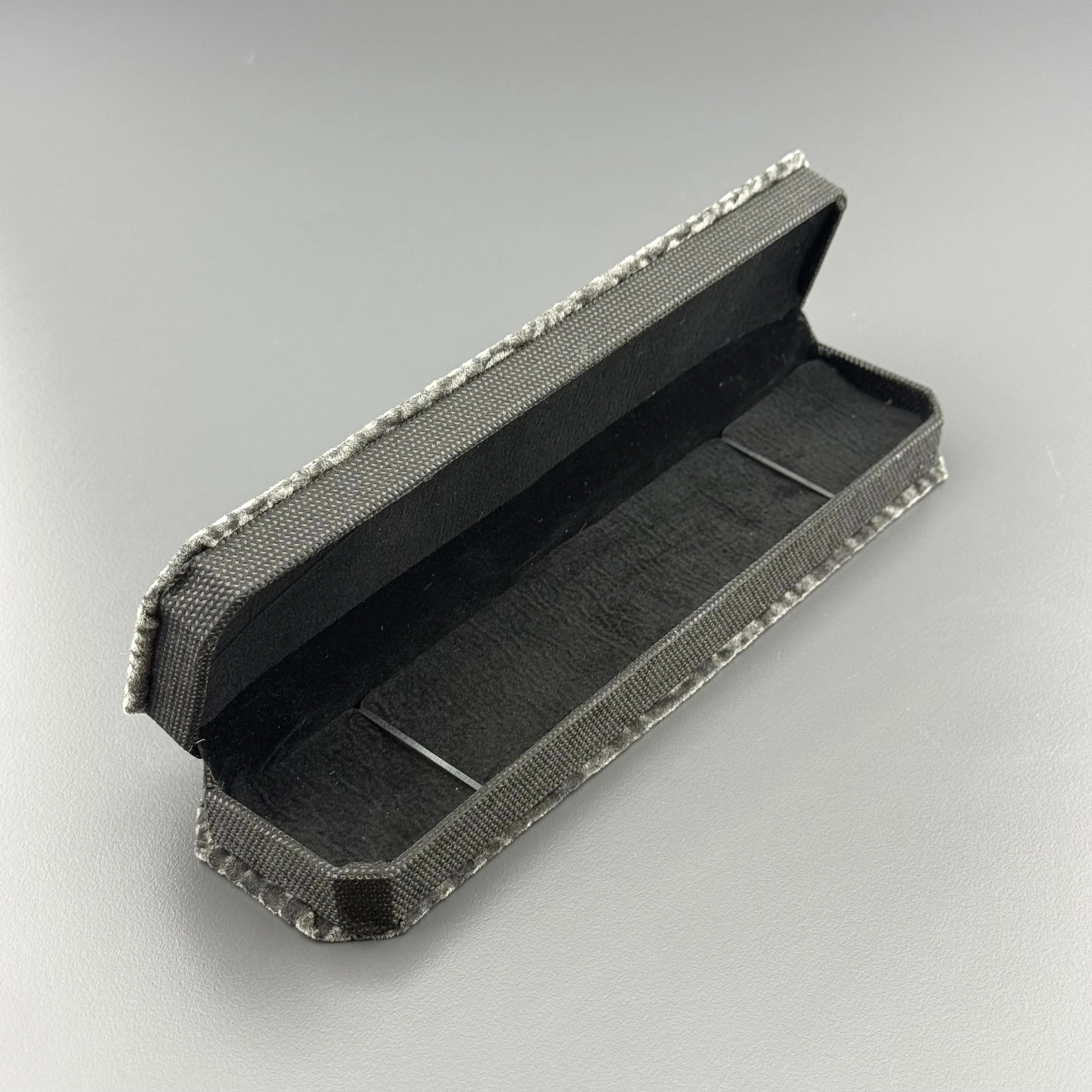 Gri Leopar Desenli Siyah Kadife Tesbih Kutusu