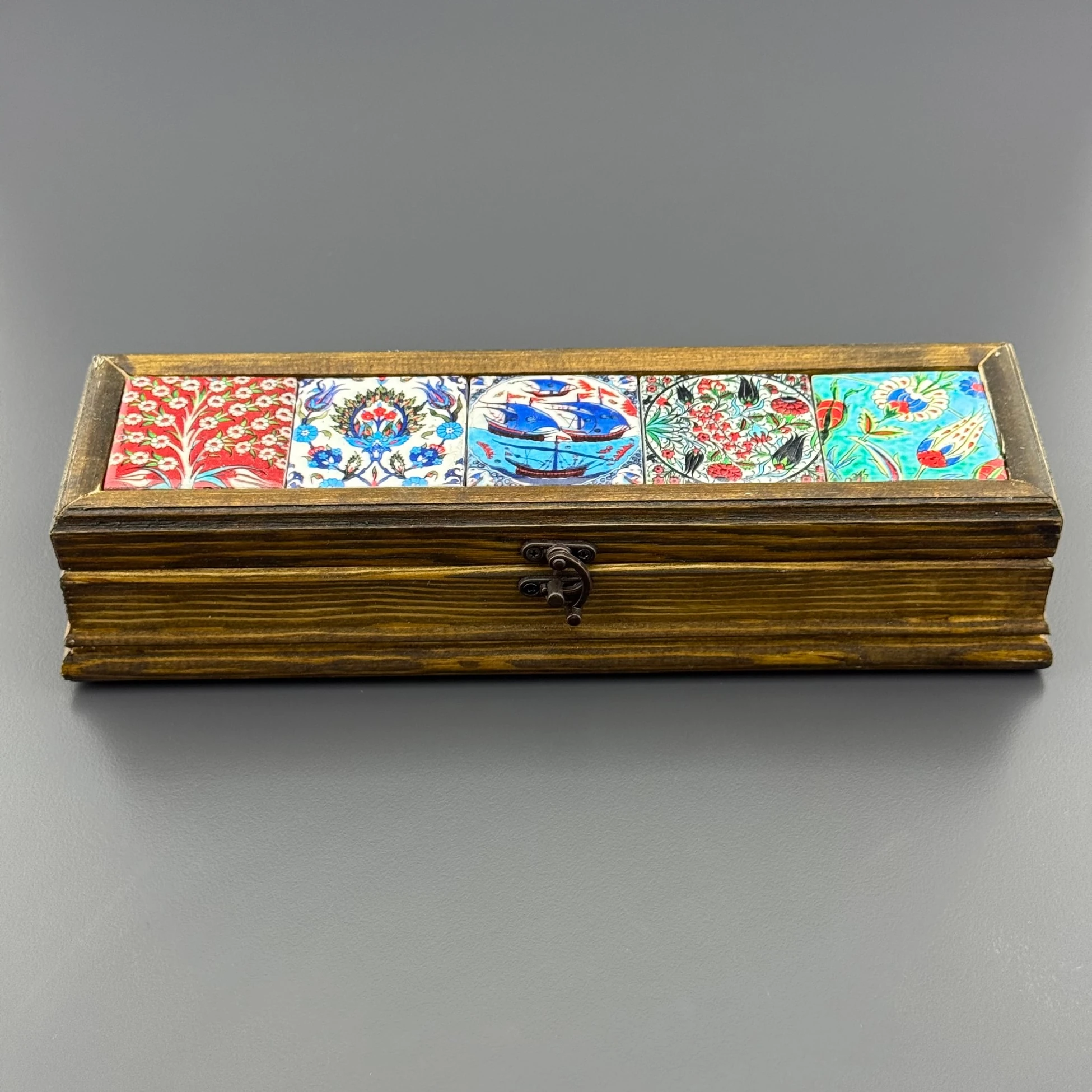 Üzeri Çini Motifli Ahşap Hediye Kutusu