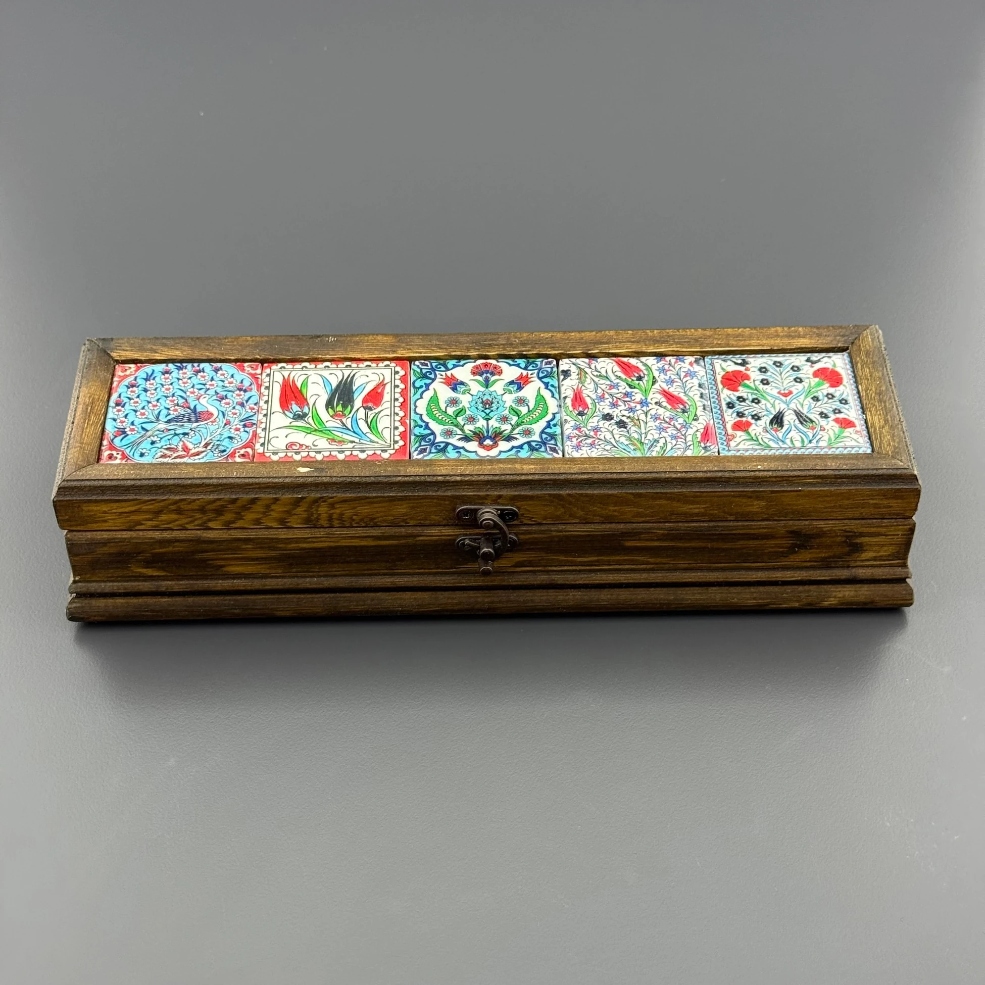 Üzeri Çini Motifli Ahşap Hediye Kutusu