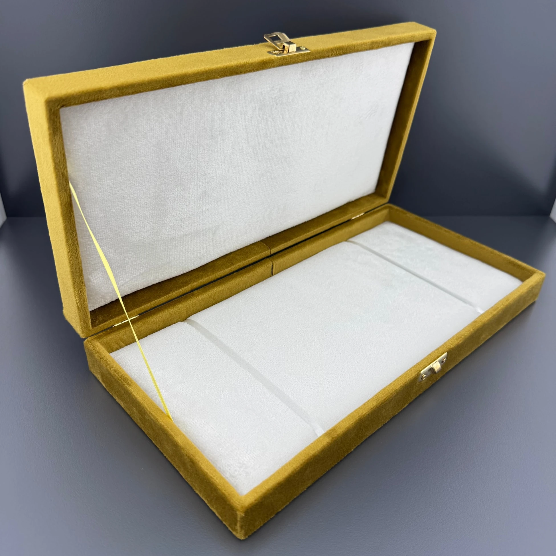 Beyaz Kabartmalı Sarı Kadife Tespih Kutusu