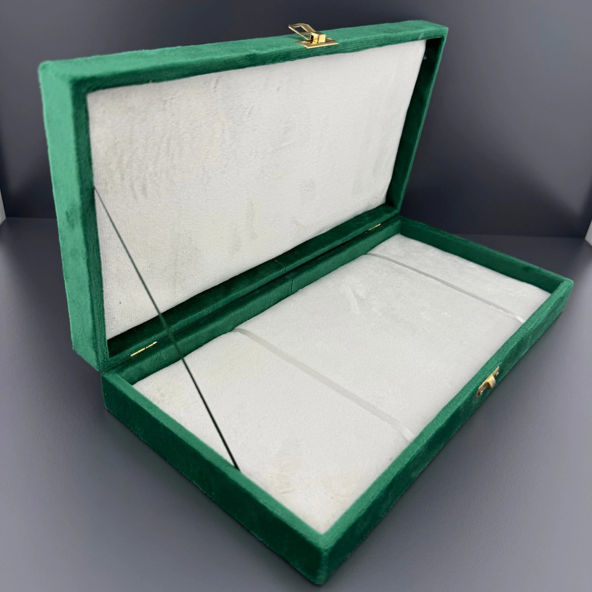 Beyaz Kabartmalı Yeşil Kadife Tespih Kutusu