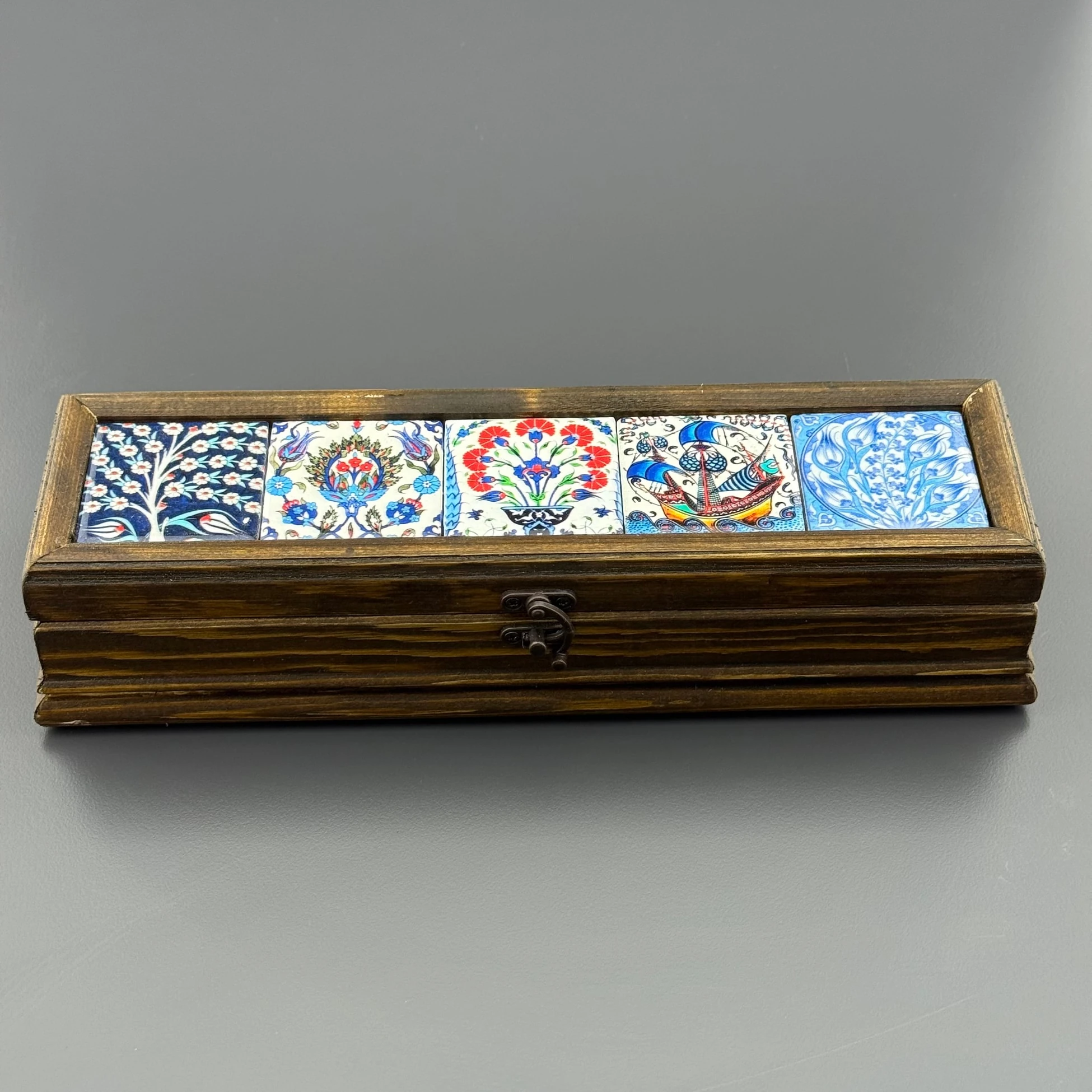 Üzeri Çini Motifli Ahşap Hediye Kutusu