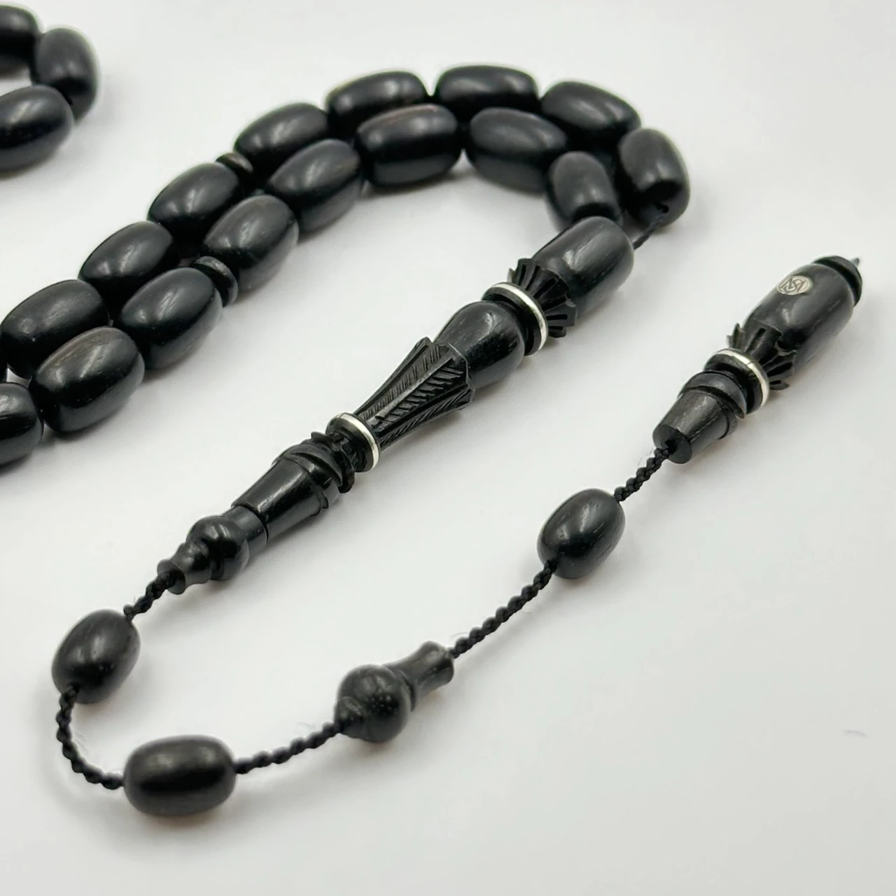 Özel Nakkaş Oymalı Gümüş İşlemeli Abanoz Ağacı Tespih – Kuru Torna El Yapımı Sanat Eseri