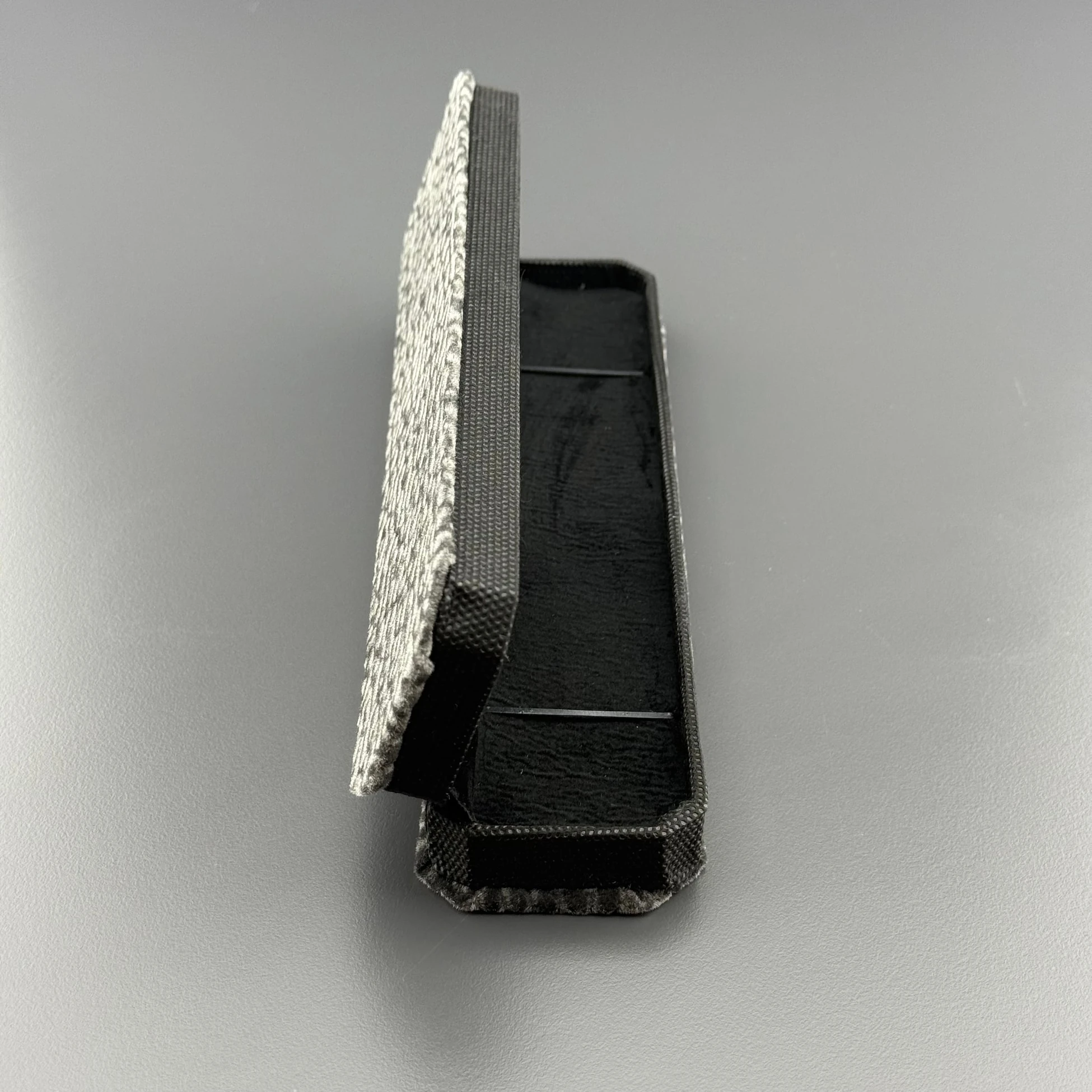 Gri Leopar Desenli Siyah Kadife Tesbih Kutusu