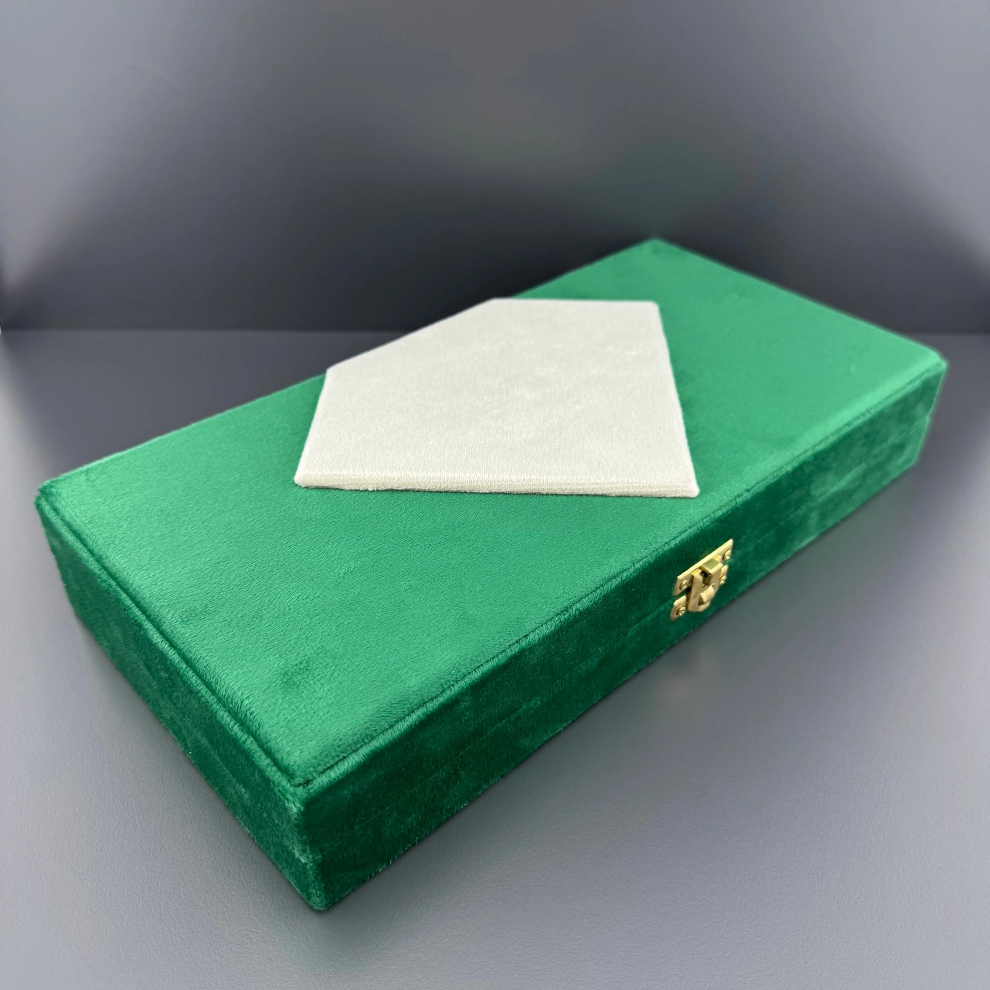 Beyaz Kabartmalı Yeşil Kadife Tespih Kutusu