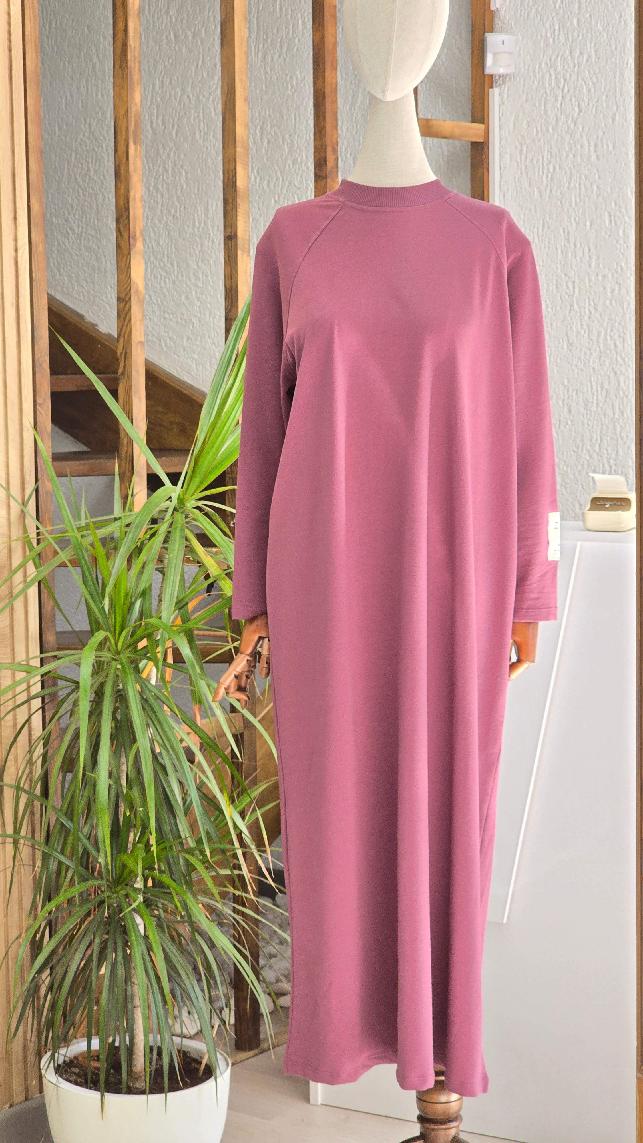 KOL DETAYLI KEMERLİ RAHAT SWEAT ELBİSE MÜRDÜM