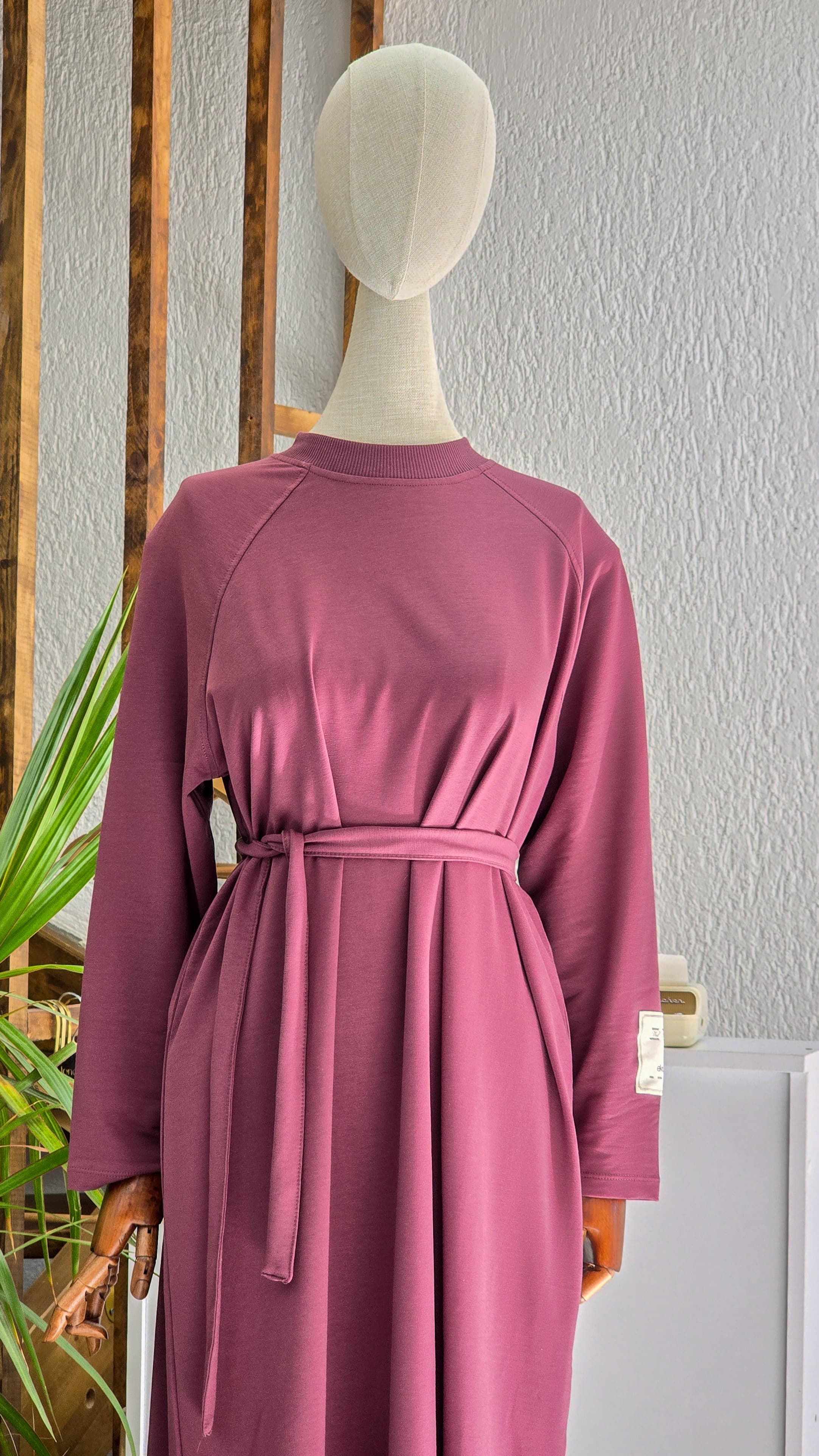 KOL DETAYLI KEMERLİ RAHAT SWEAT ELBİSE MÜRDÜM