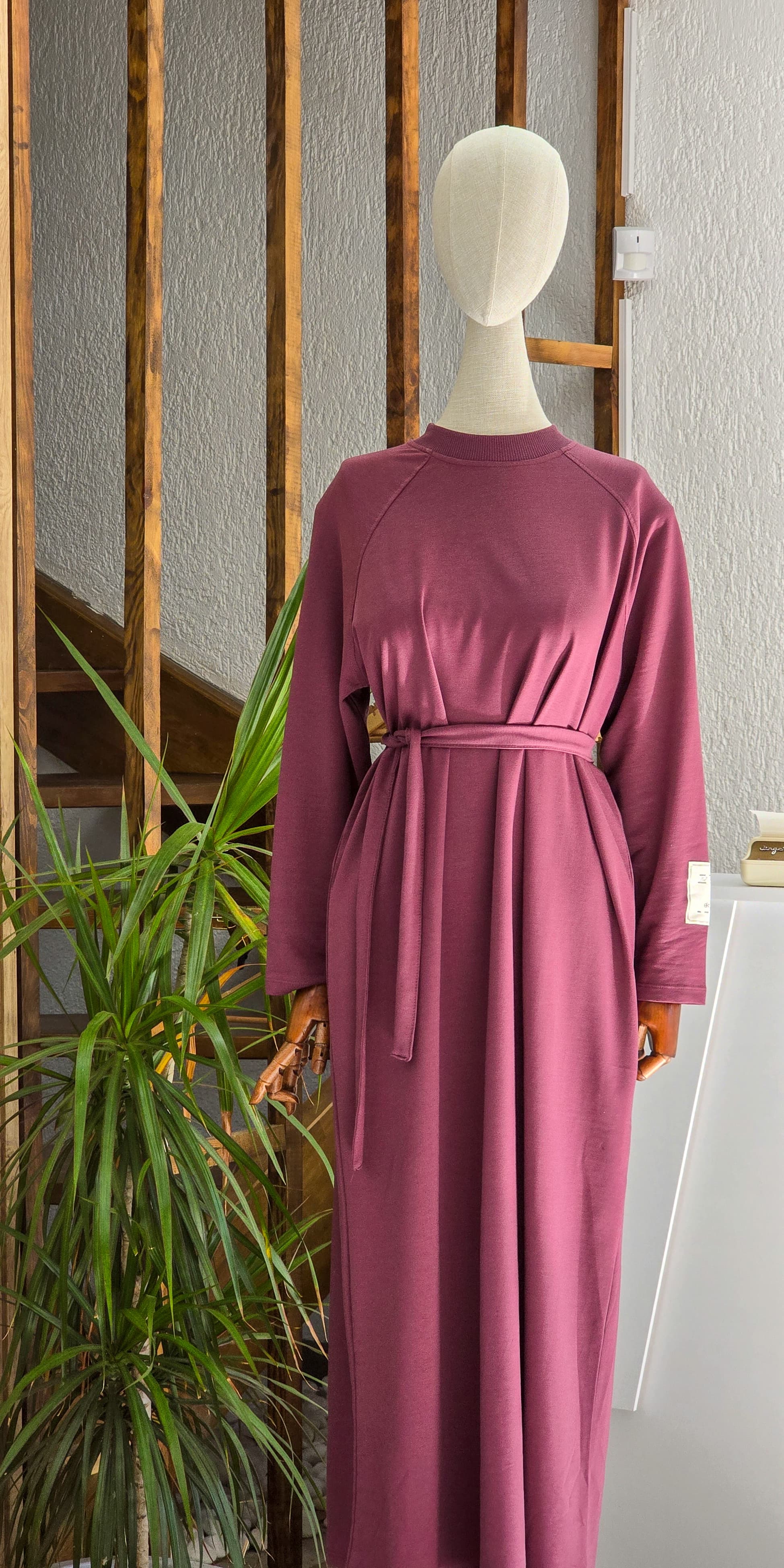 KOL DETAYLI KEMERLİ RAHAT SWEAT ELBİSE MÜRDÜM