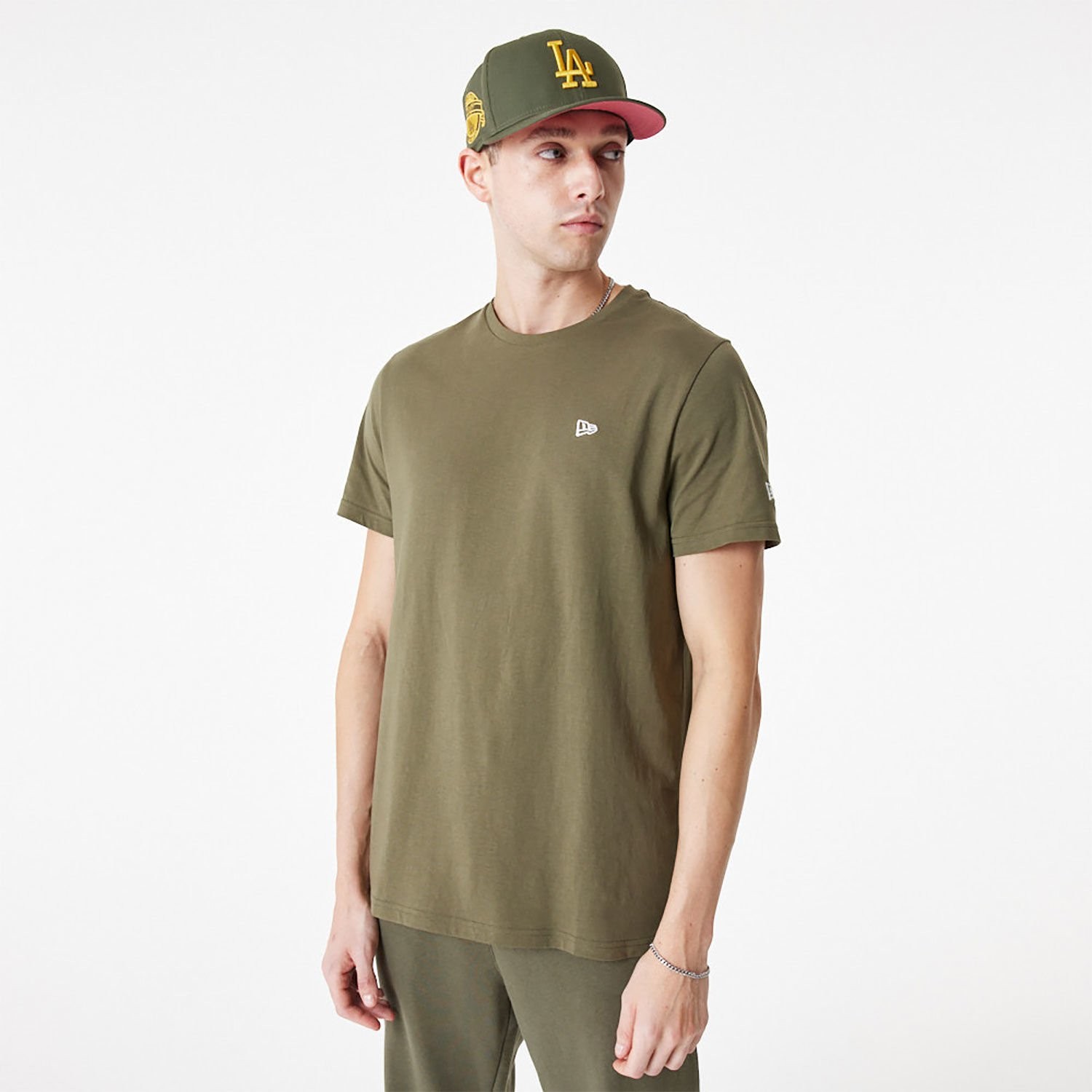 NEW ERA ESSENTIALS TEE HGRWHI