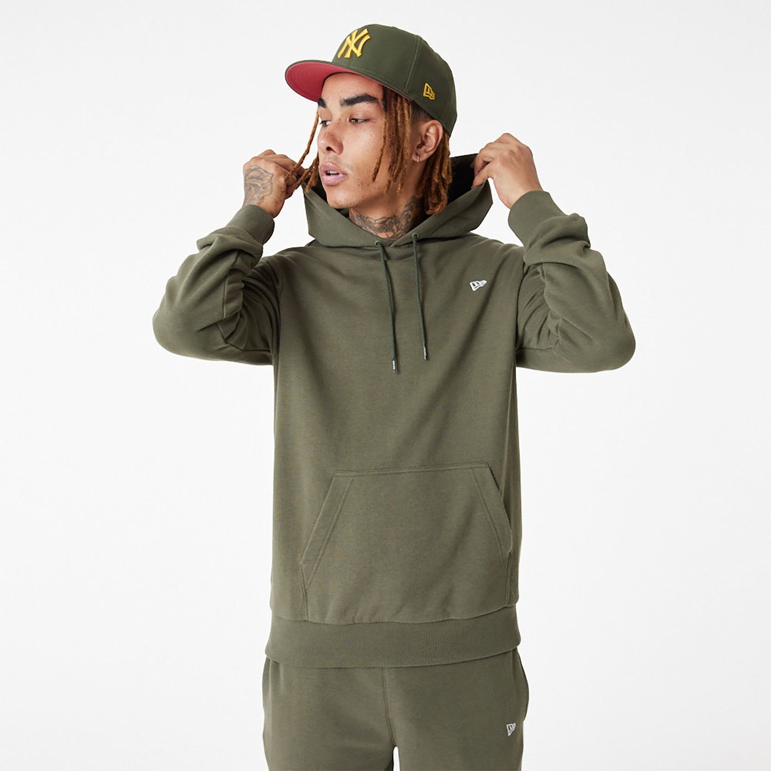 NEW ERA NE ESSENTIALS HOODY KHKI