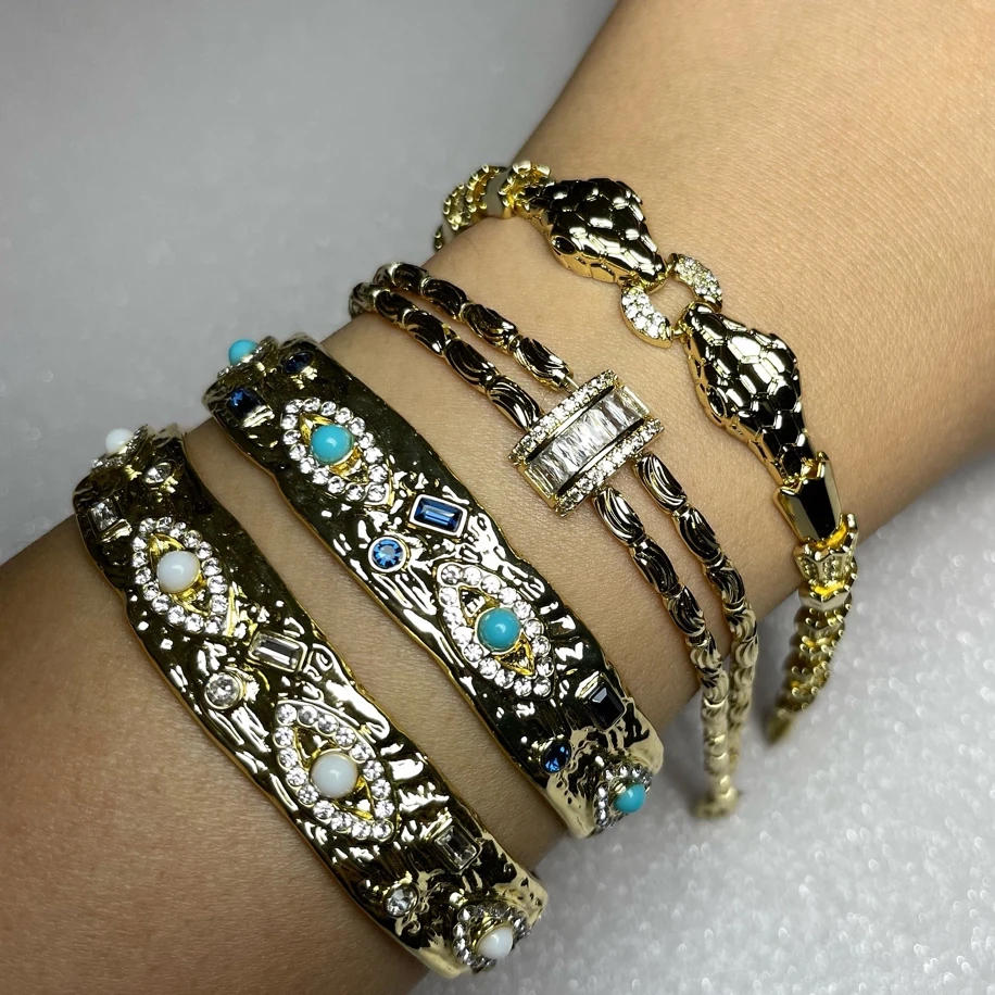 BEYAZ GÖZ DETAYLI AYARLANABİLİR KELEPÇE