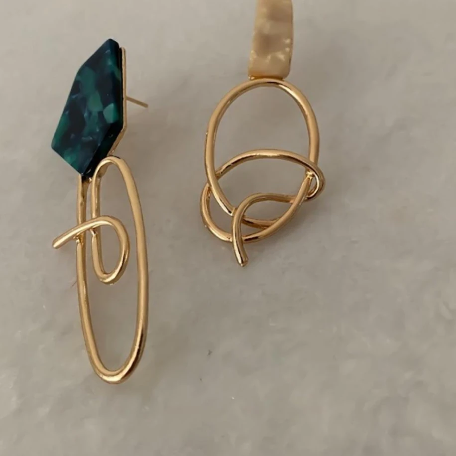 ASİMETRİK MARKA MODEL ŞIK KÜPE