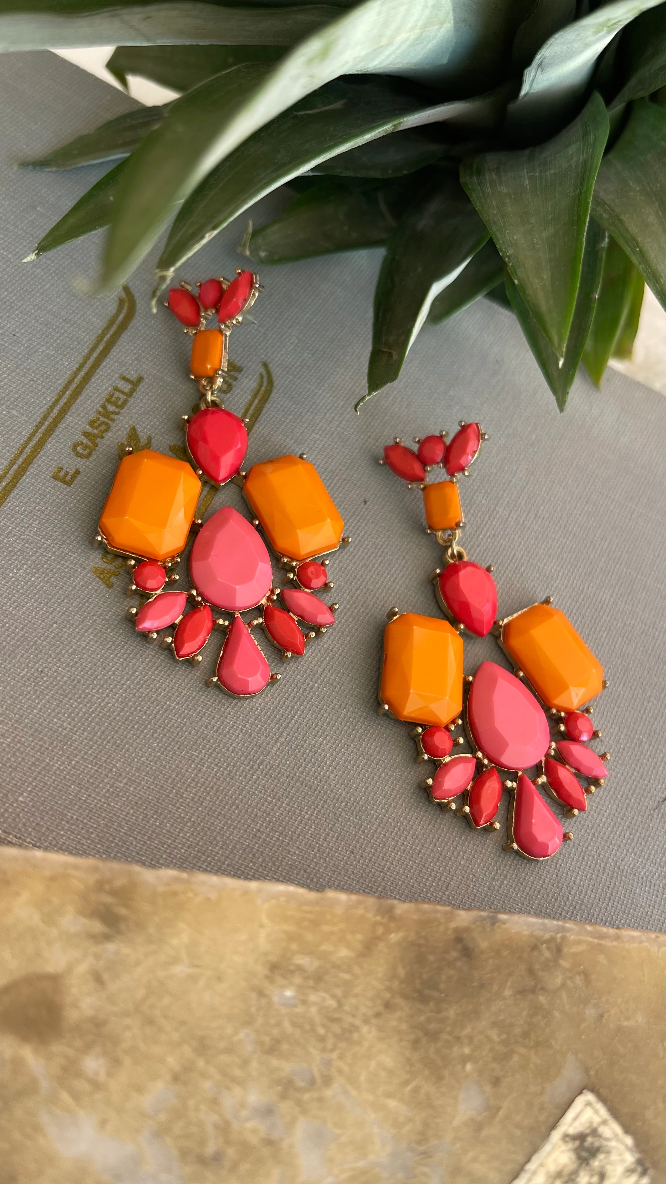 TURUNCU- PEMBE TAŞ SALLANTILI MARKA MODEL ŞIK KÜPE