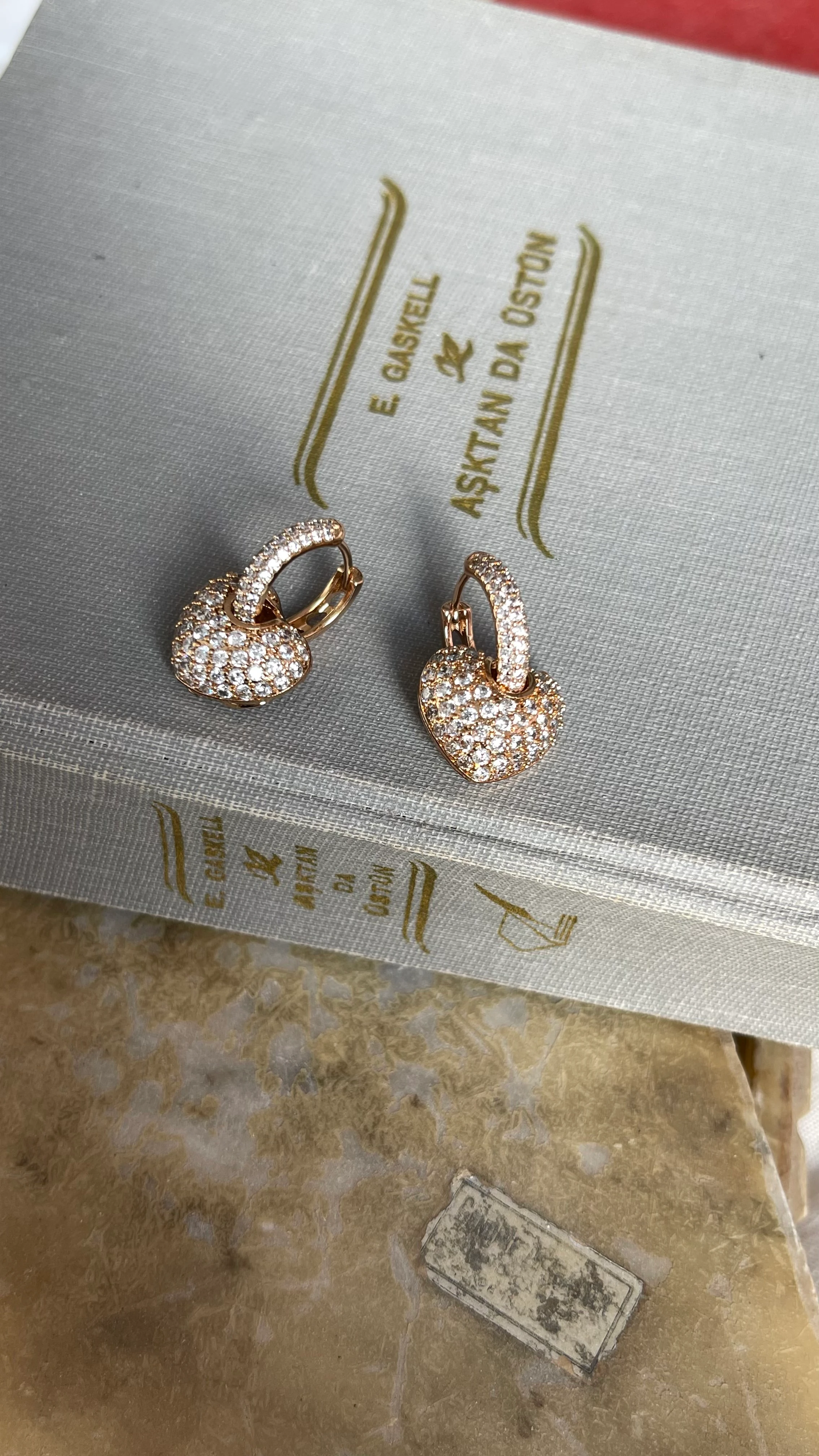 KALP MODEL TAŞLI SALLANTILI ŞIK KÜPE ROSE GOLD