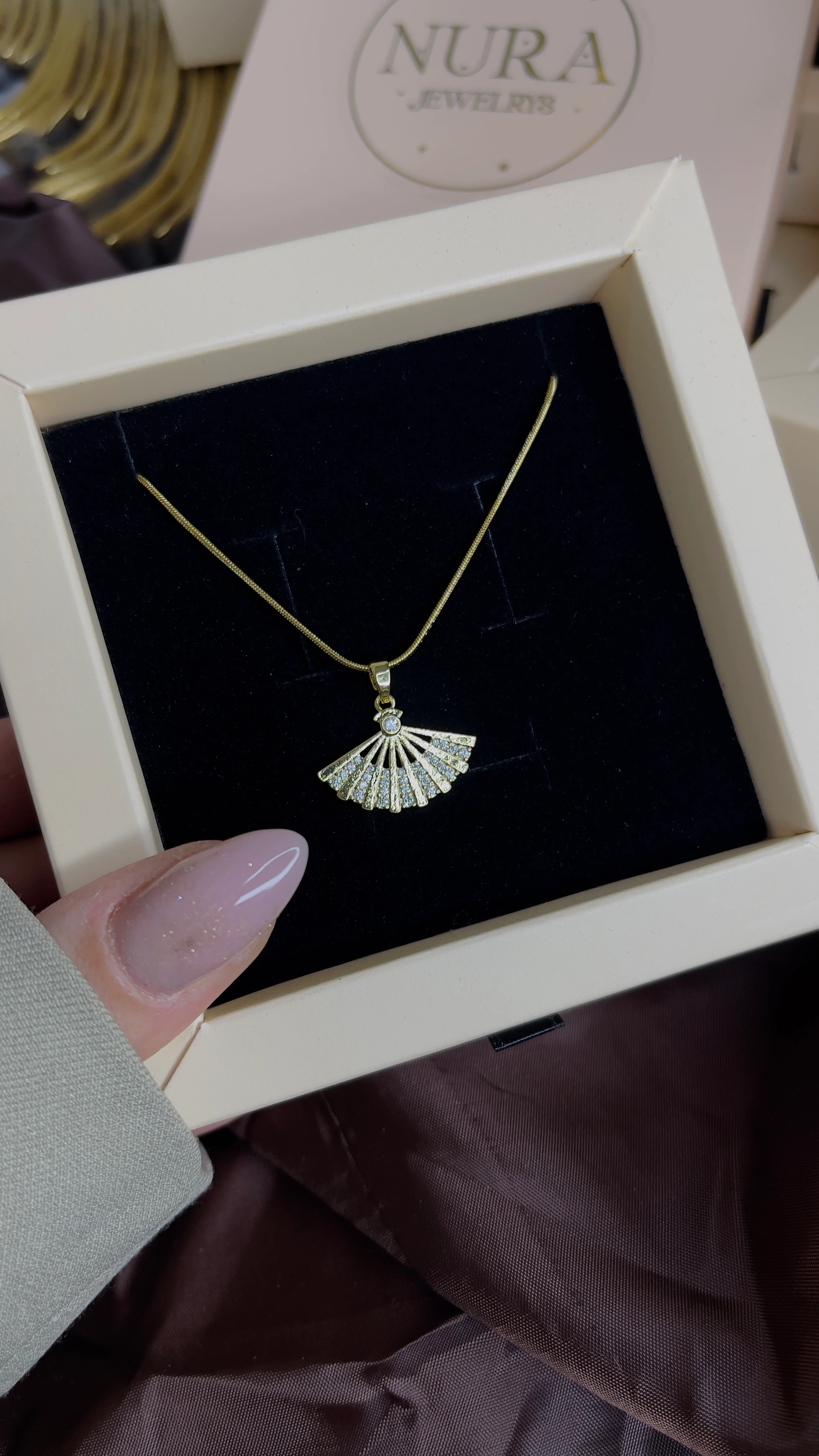 TAŞLI GOLD YELPAZE KOLYE