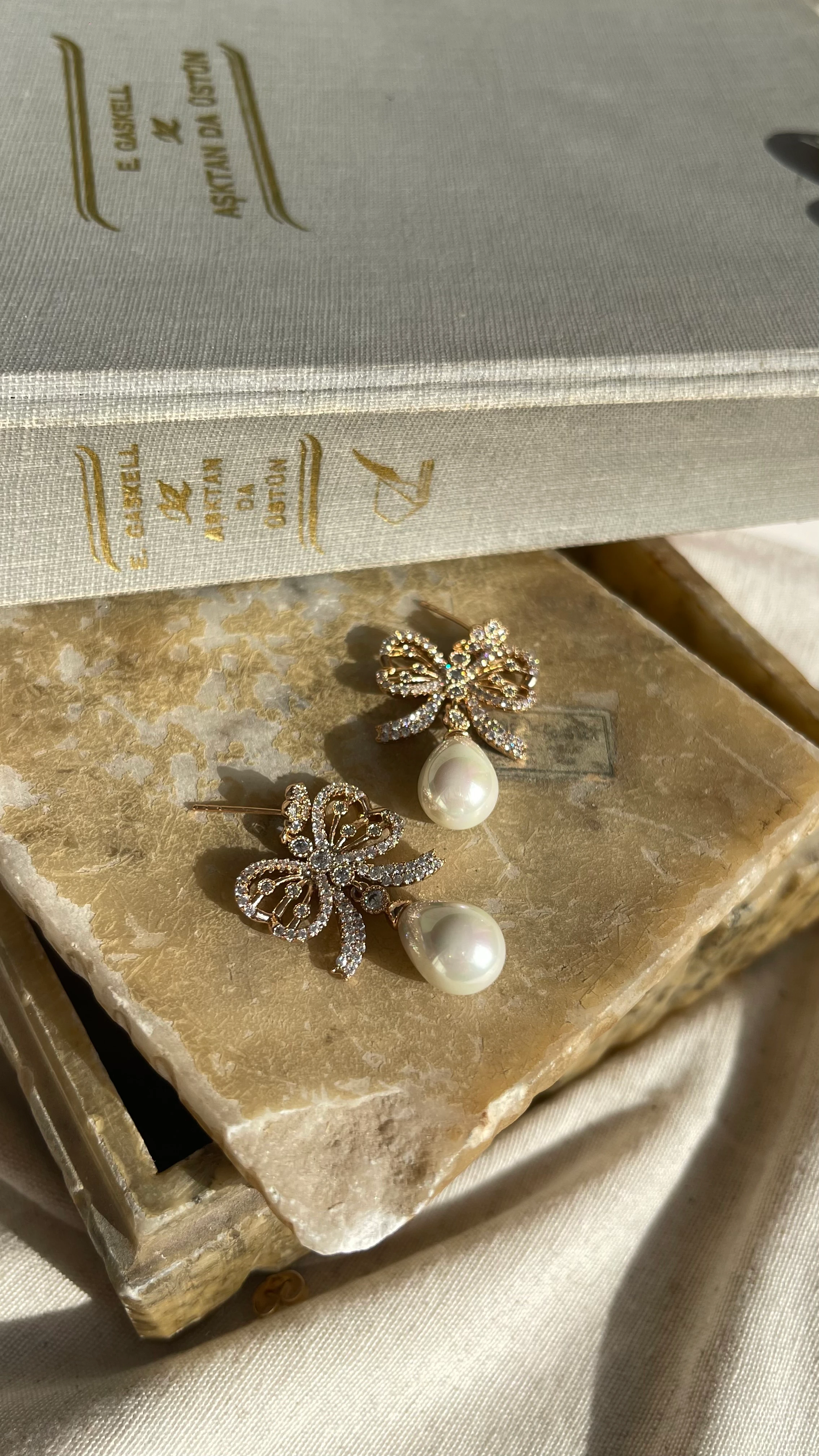 İNCİ DETAY SALLANTILI TAŞLI ŞIK XUPİNG KÜPE