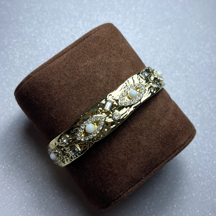 BEYAZ GÖZ DETAYLI AYARLANABİLİR KELEPÇE