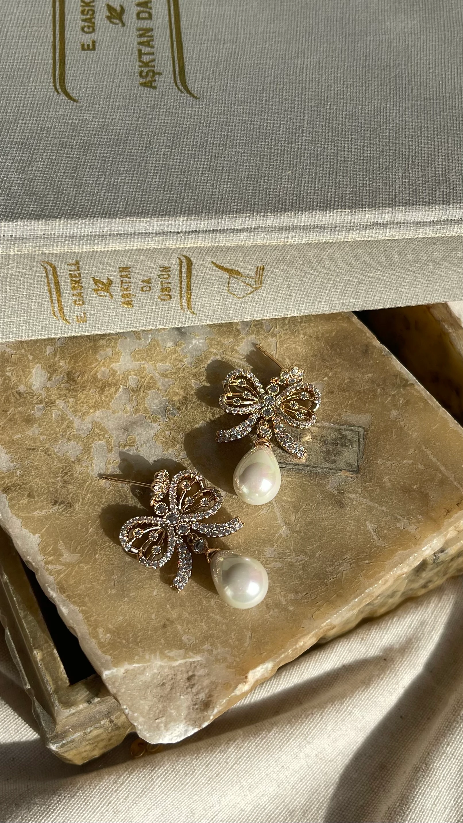 İNCİ DETAY SALLANTILI TAŞLI ŞIK XUPİNG KÜPE