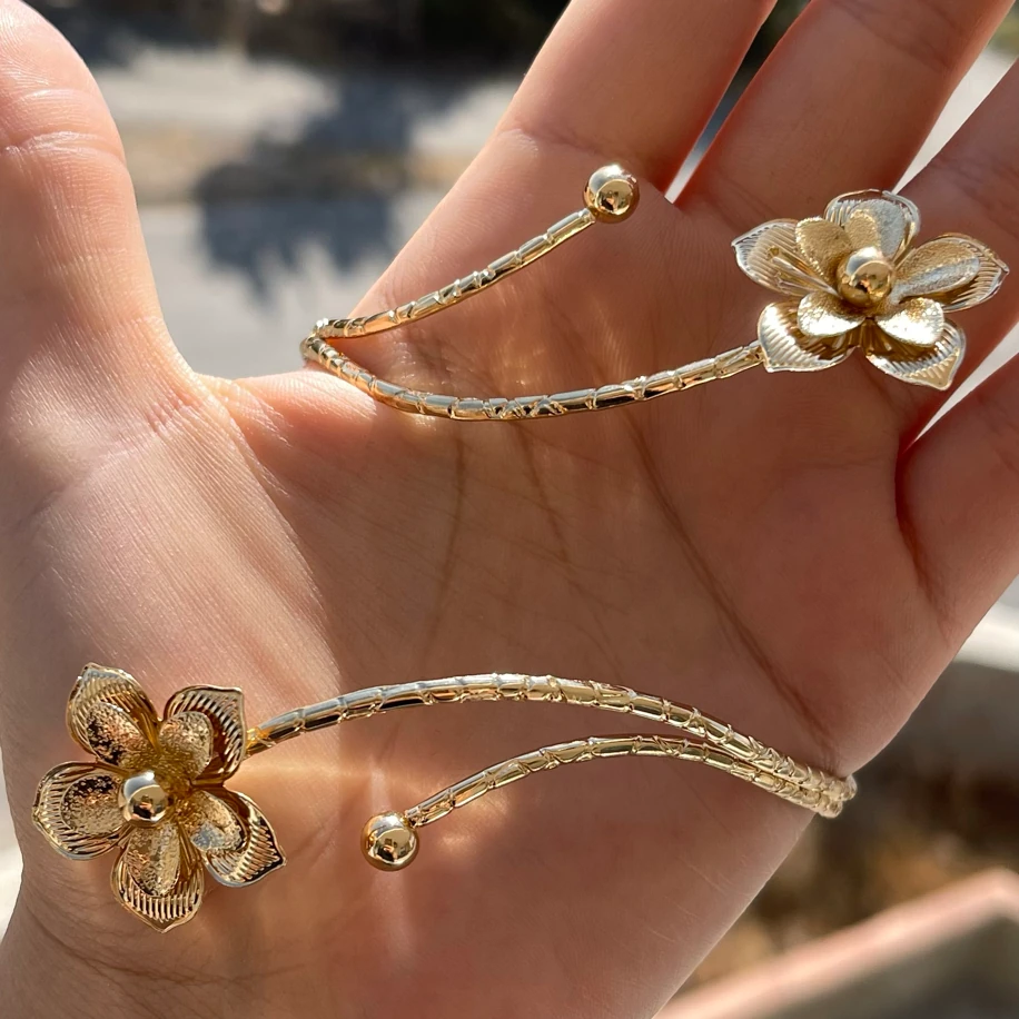 GOLD ÇİÇEK MOTİFLİ PAZU KELEPÇESİ