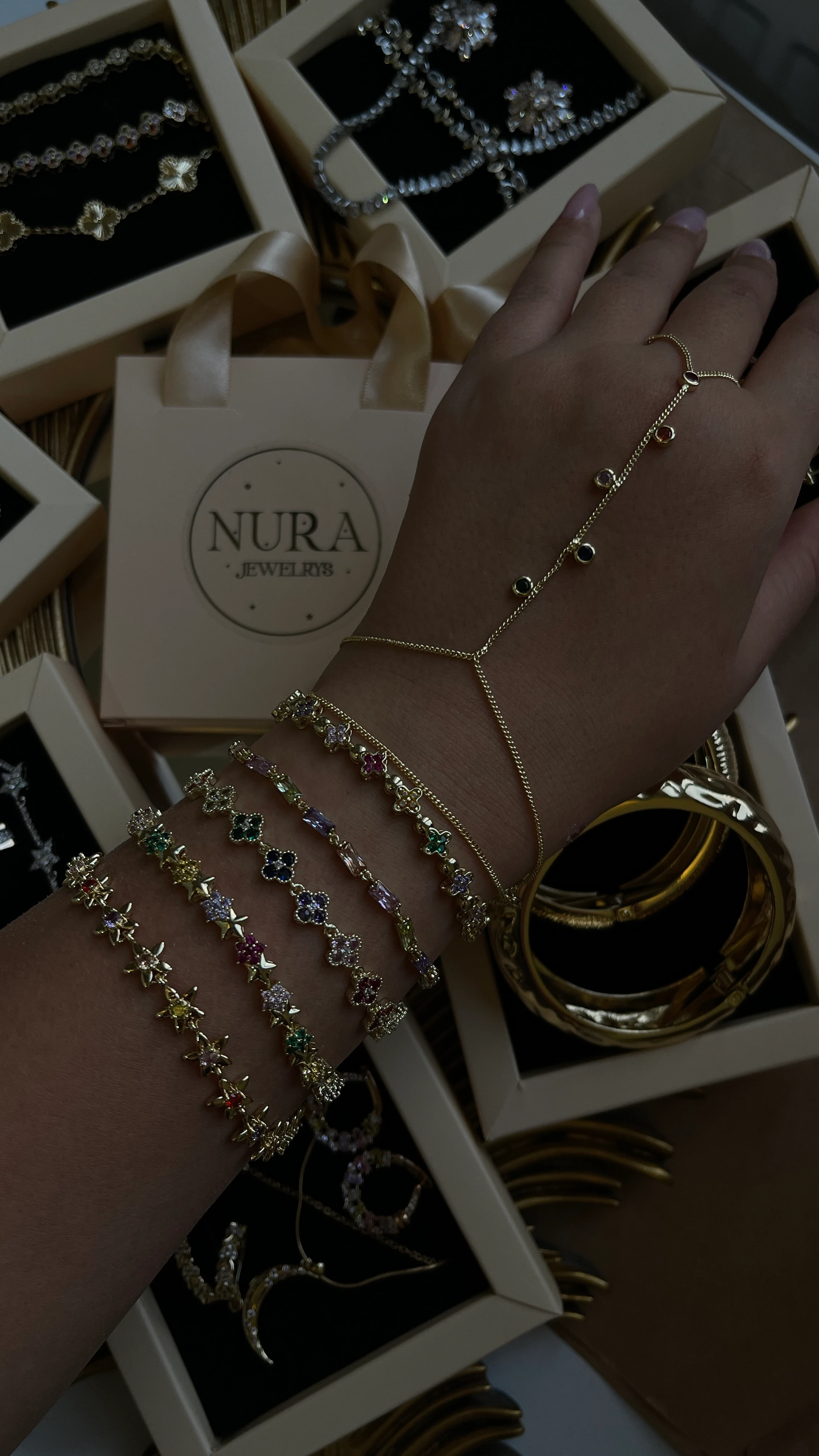 ZİRKON RENKLİ TAŞ DETAY ŞAHMERAN