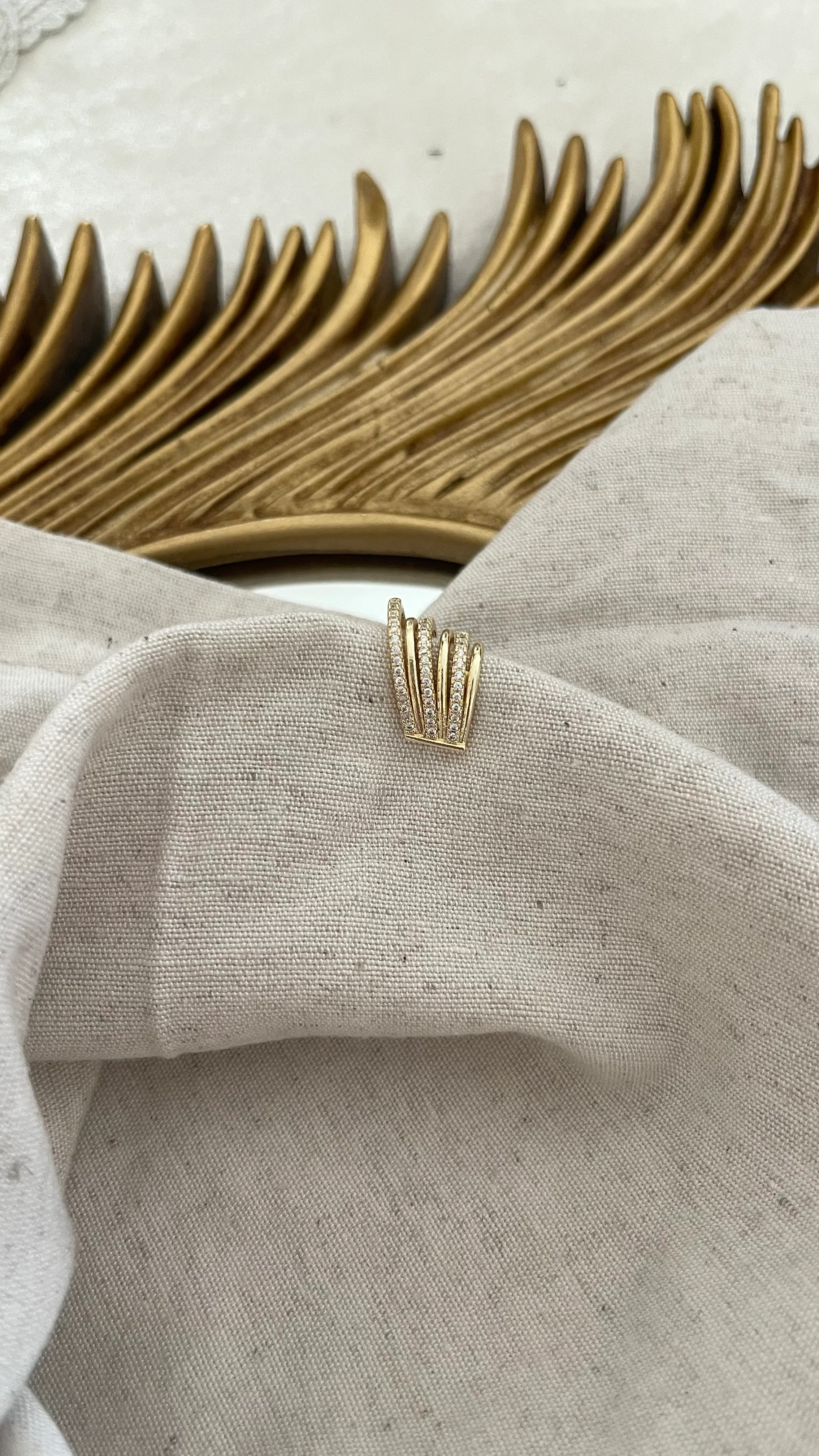 GOLD RENK ZİRKON TAŞ DETAY EARCUFF 