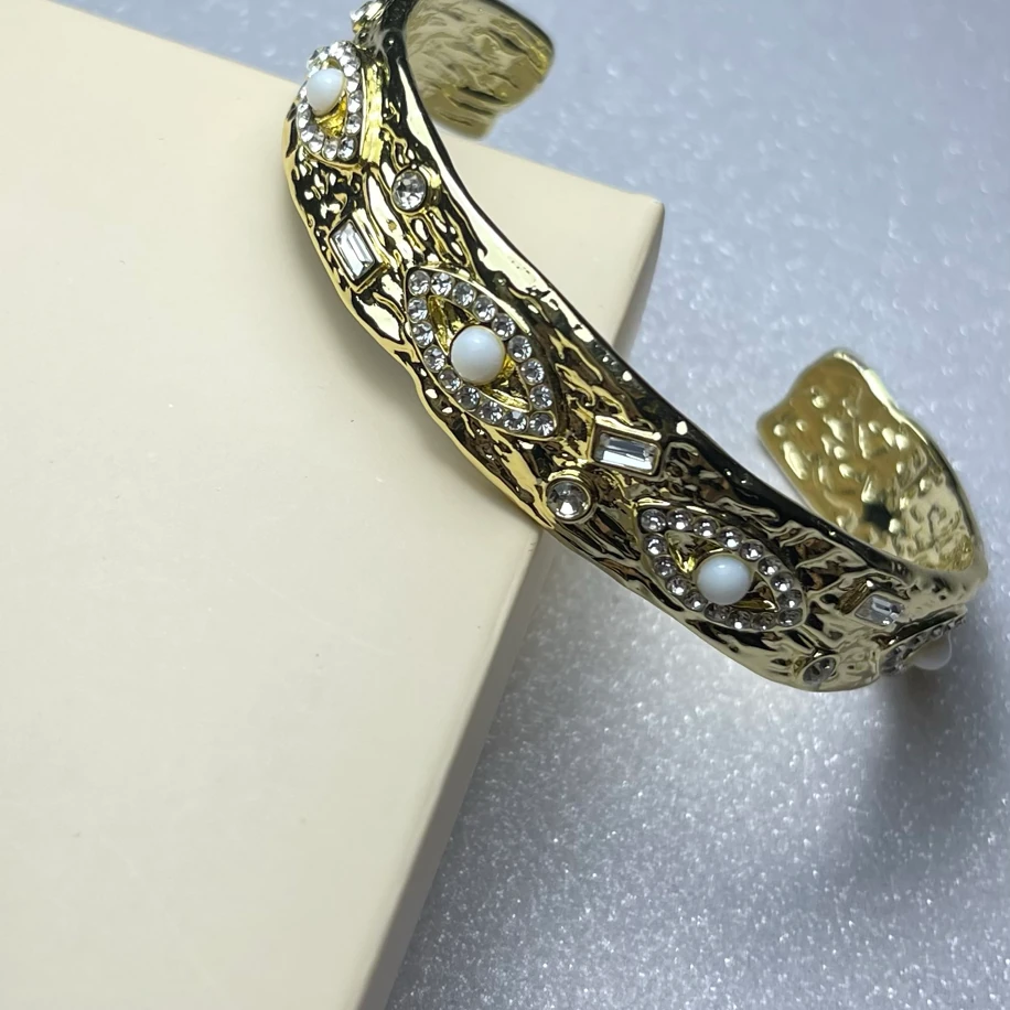 BEYAZ GÖZ DETAYLI AYARLANABİLİR KELEPÇE