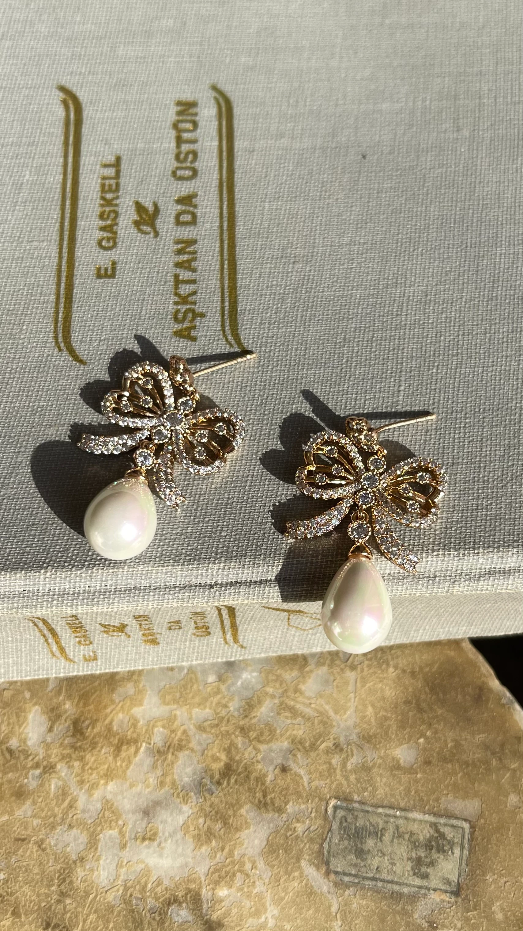 İNCİ DETAY SALLANTILI TAŞLI ŞIK XUPİNG KÜPE