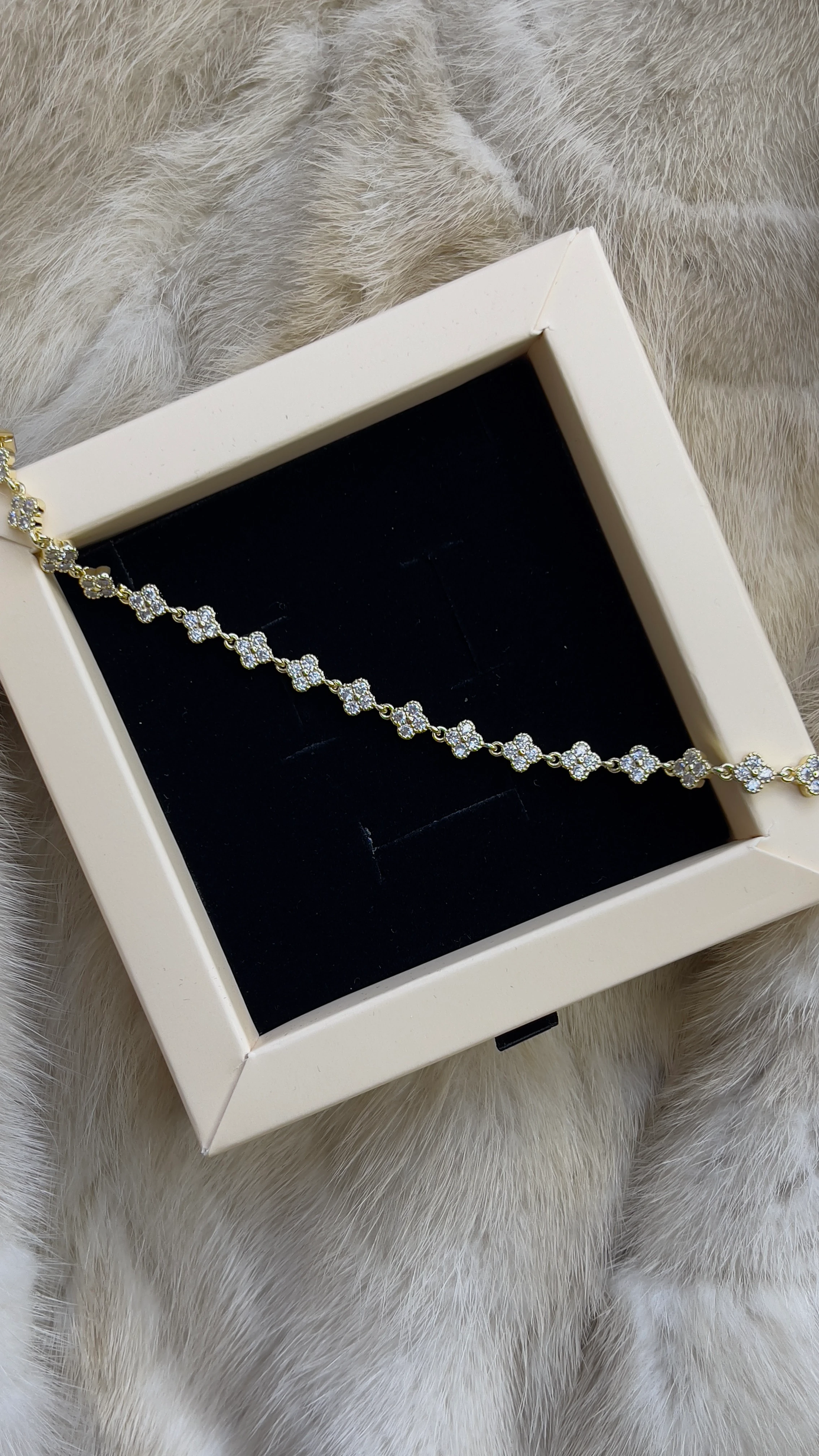 MİNİMAL TAŞLI XUPİNG YONCA BİLEKLİK 