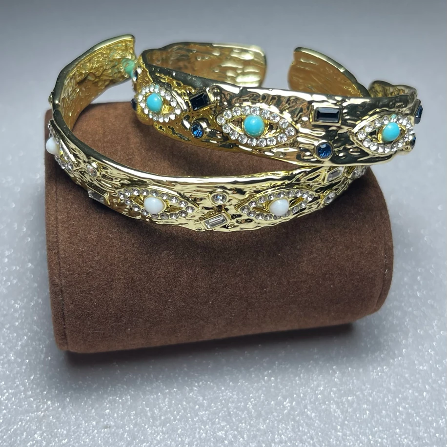 BEYAZ GÖZ DETAYLI AYARLANABİLİR KELEPÇE