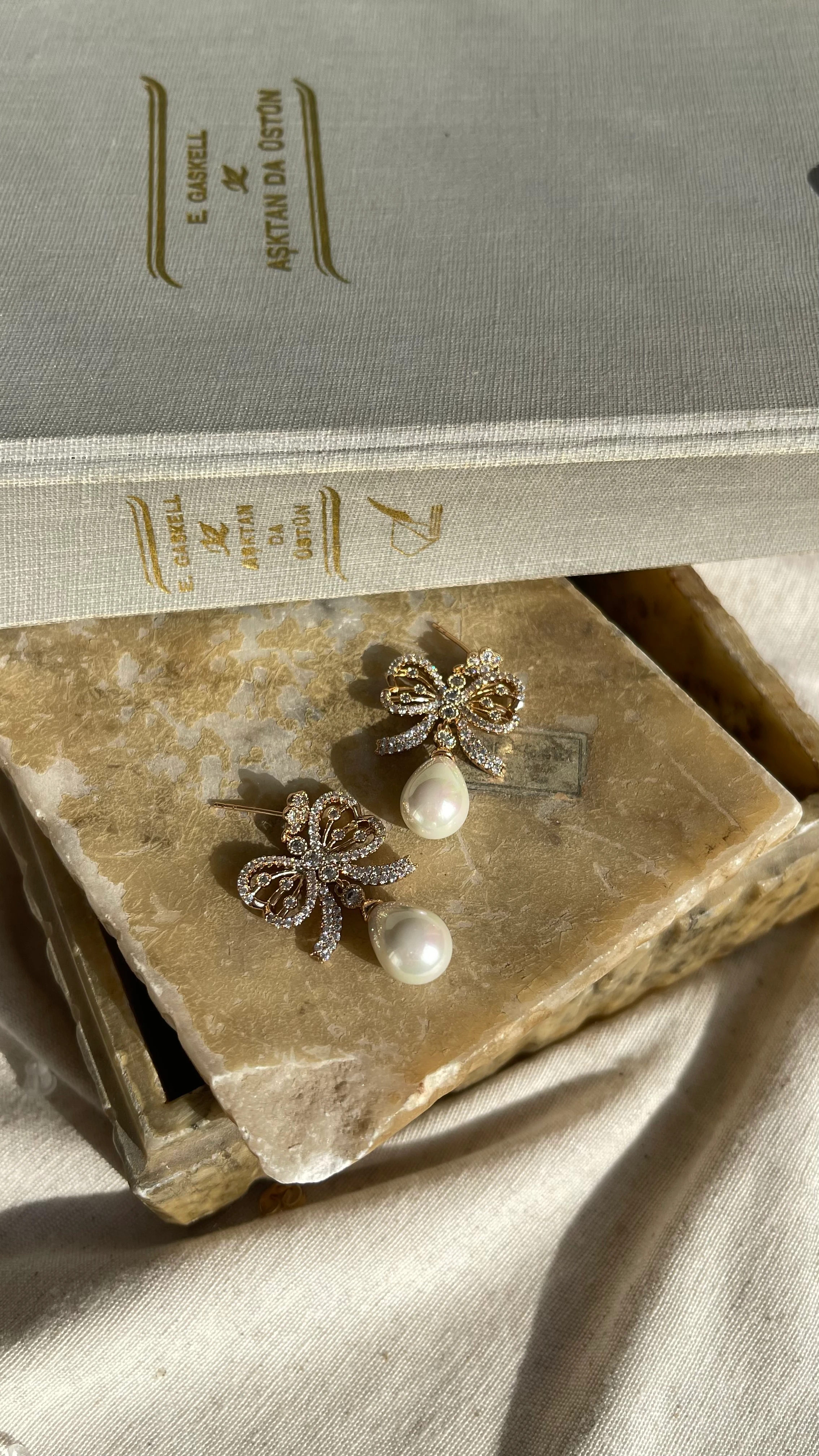 İNCİ DETAY SALLANTILI TAŞLI ŞIK XUPİNG KÜPE