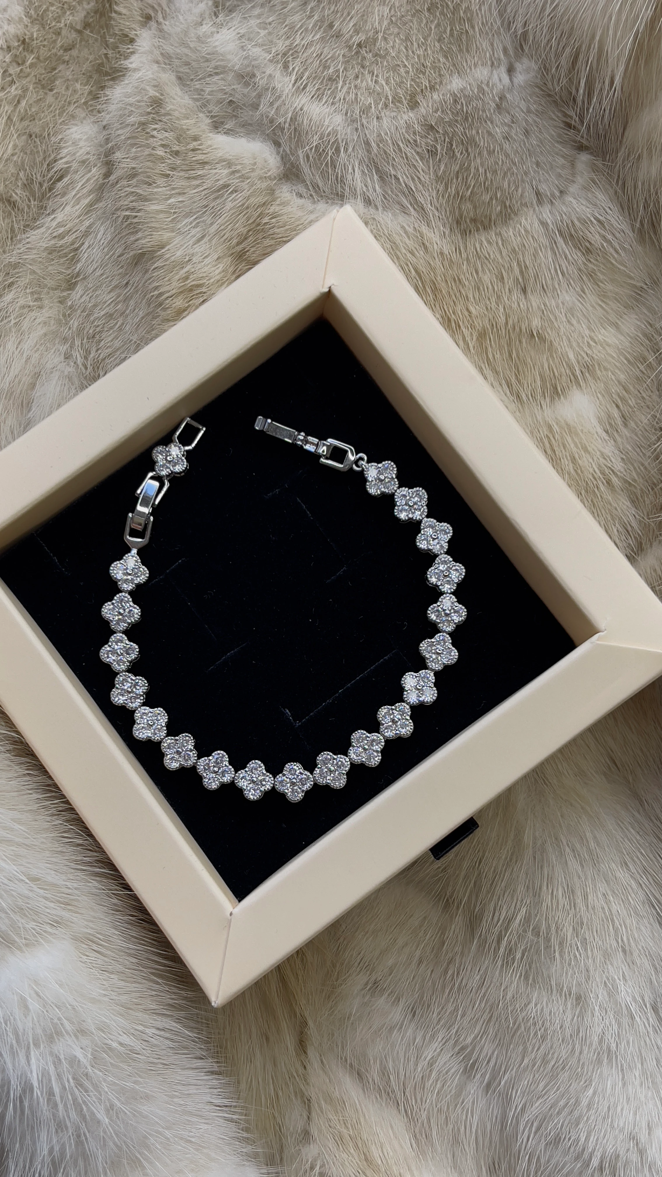 GÜMÜŞ YONCA MODEL XUPİNG BİLEKLİK