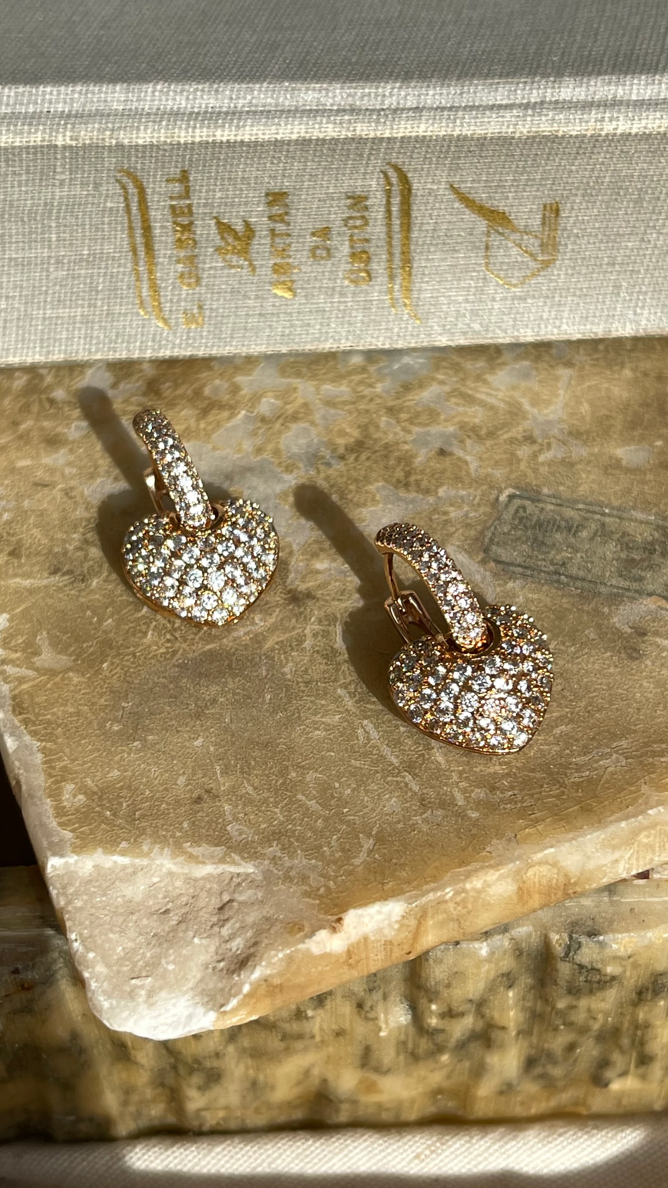 KALP MODEL TAŞLI SALLANTILI ŞIK KÜPE ROSE GOLD