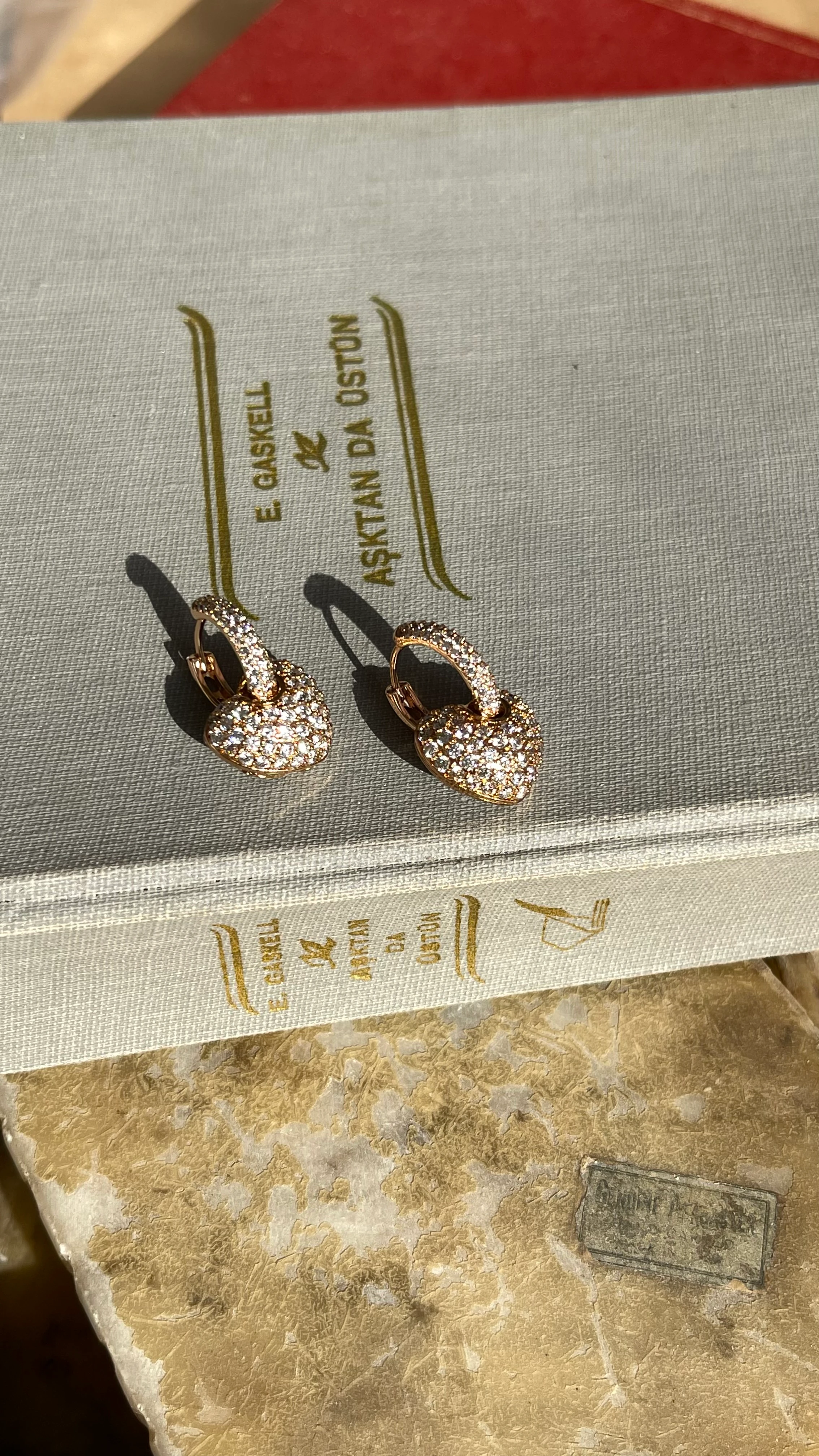 KALP MODEL TAŞLI SALLANTILI ŞIK KÜPE ROSE GOLD