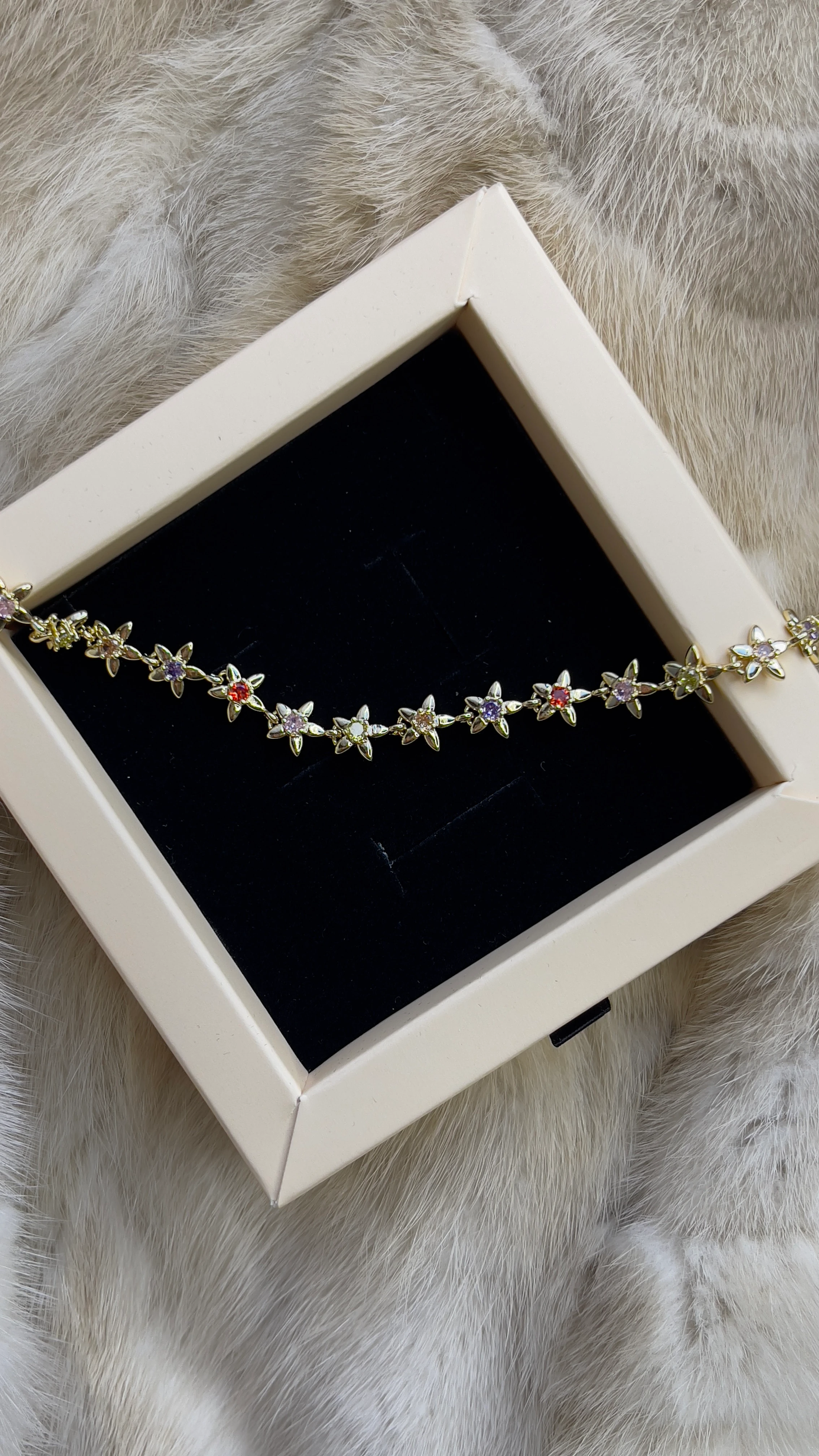 ÇİÇEK MODEL RENKLİ TAŞLI XUPİNG BİLEKLİK