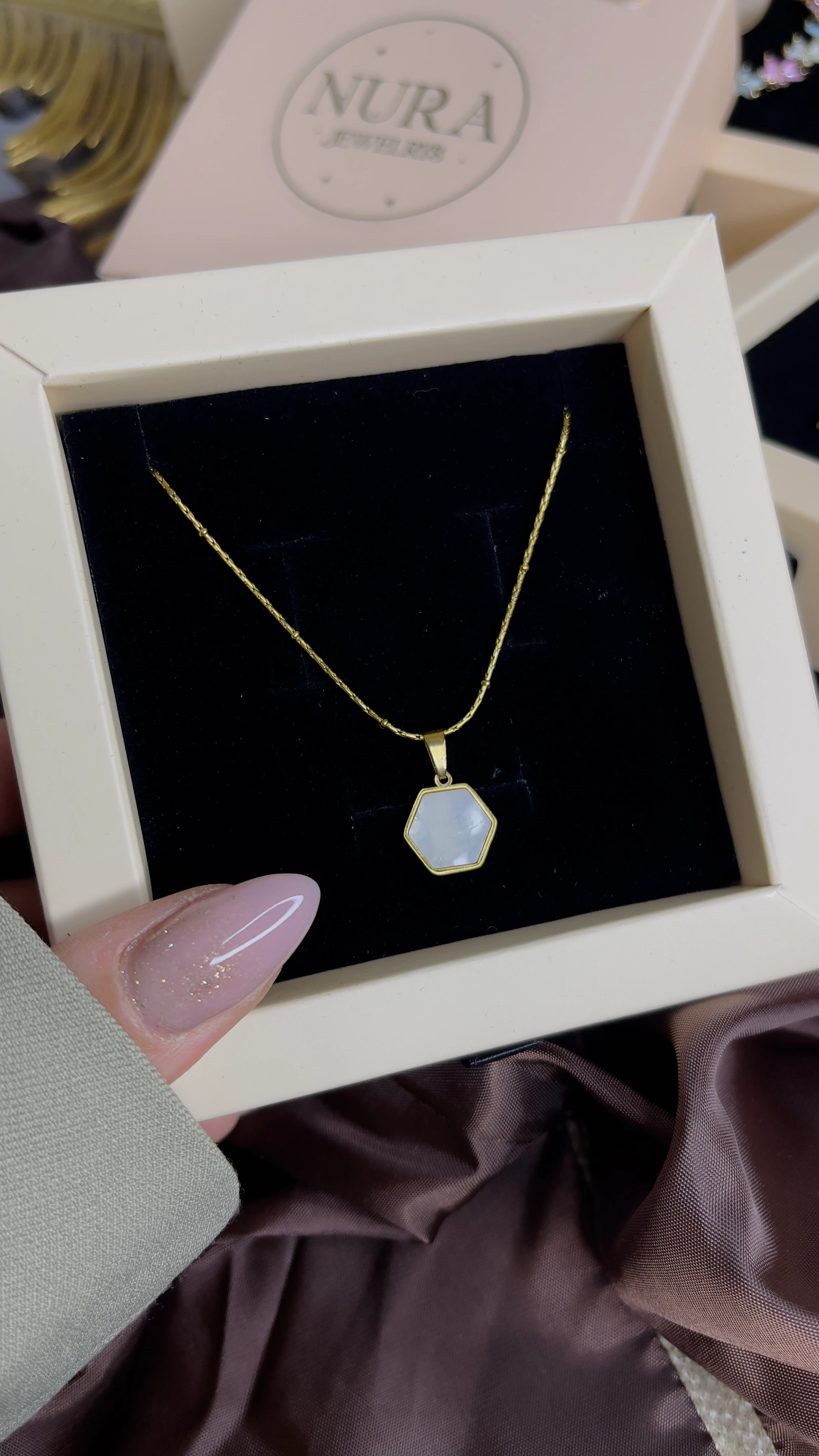 SEDEFLİ BEYAZ ALTIGEN KOLYE