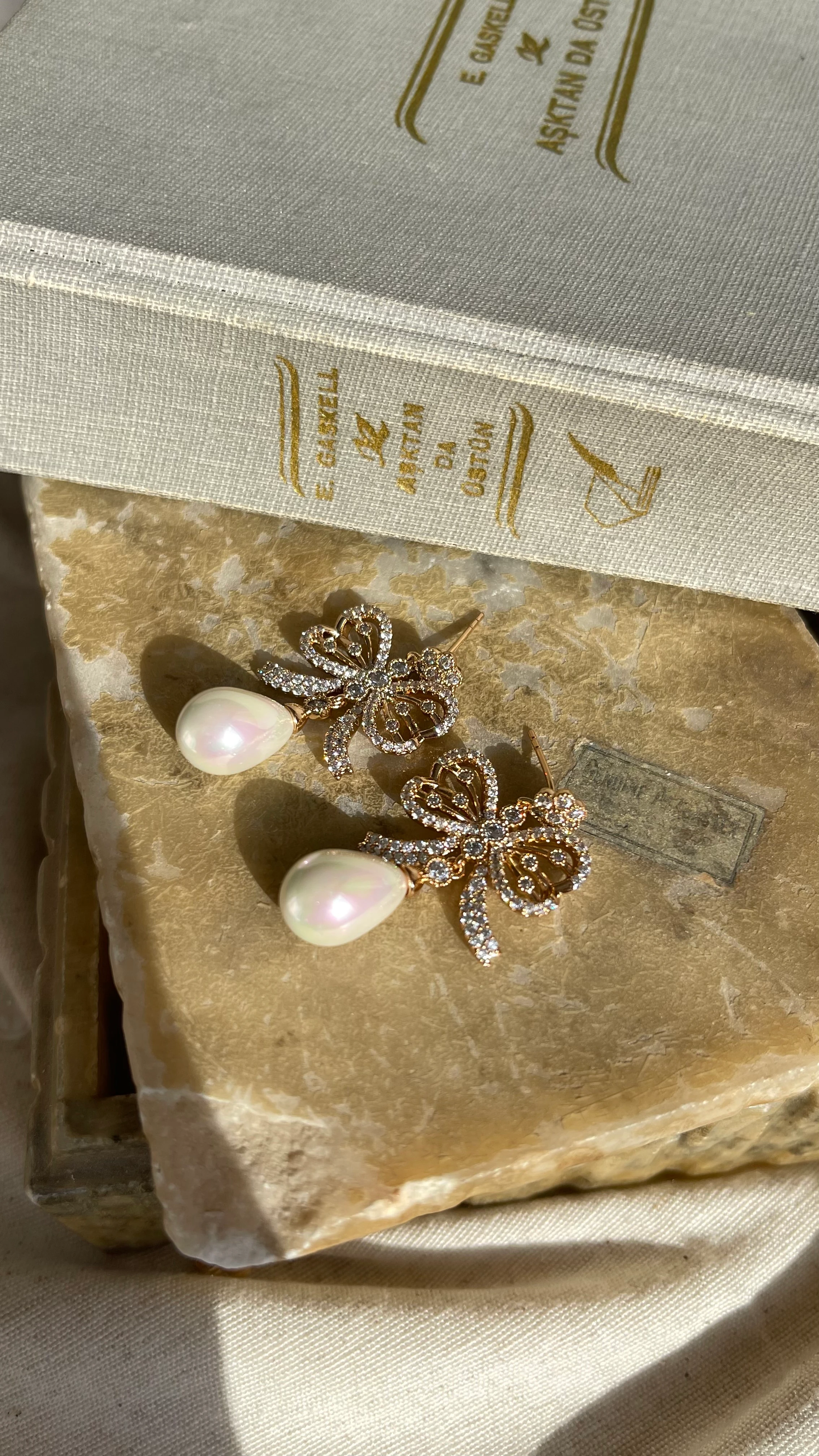 İNCİ DETAY SALLANTILI TAŞLI ŞIK XUPİNG KÜPE