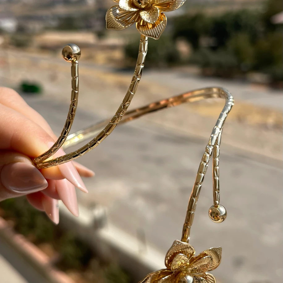 GOLD ÇİÇEK MOTİFLİ PAZU KELEPÇESİ