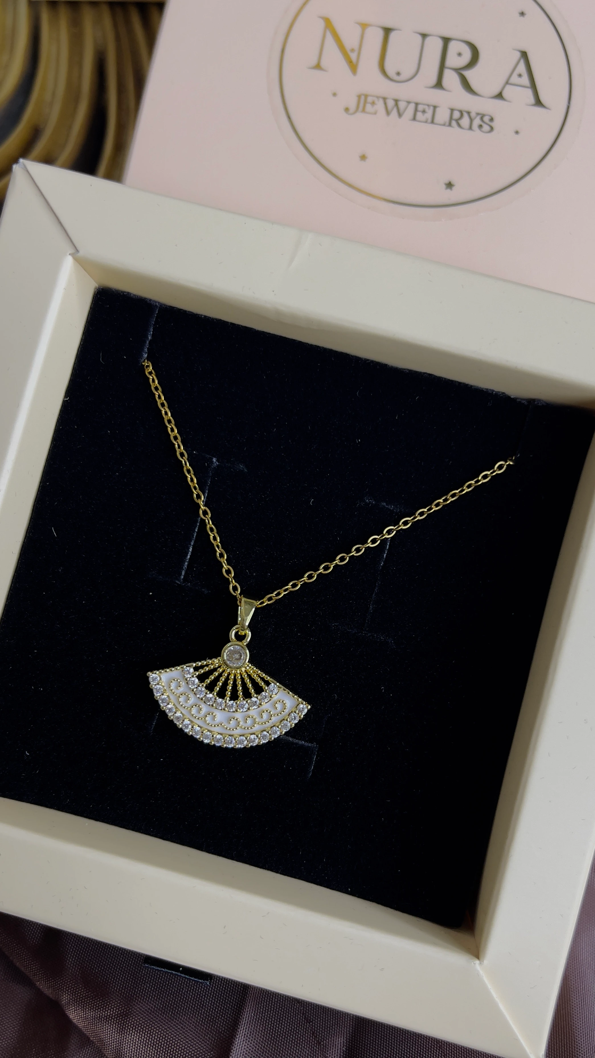 BEYAZ TAŞLI YELPAZE KOLYE