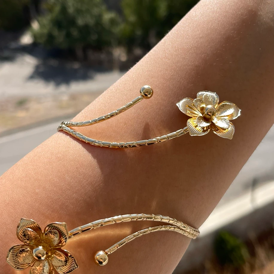 GOLD ÇİÇEK MOTİFLİ PAZU KELEPÇESİ