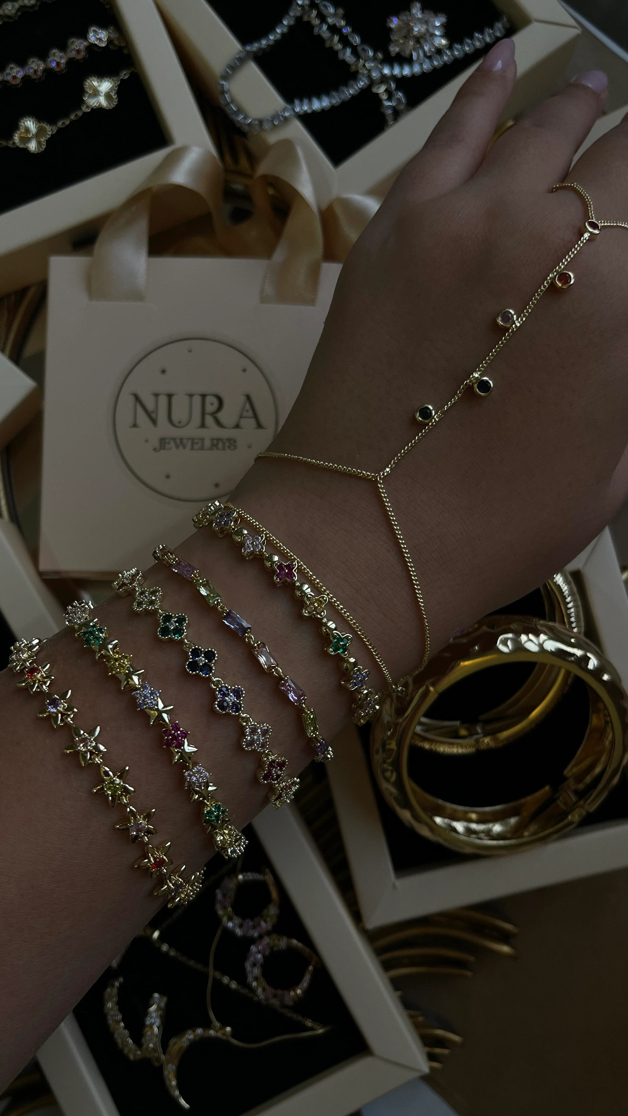 ZİRKON RENKLİ TAŞ DETAY ŞAHMERAN