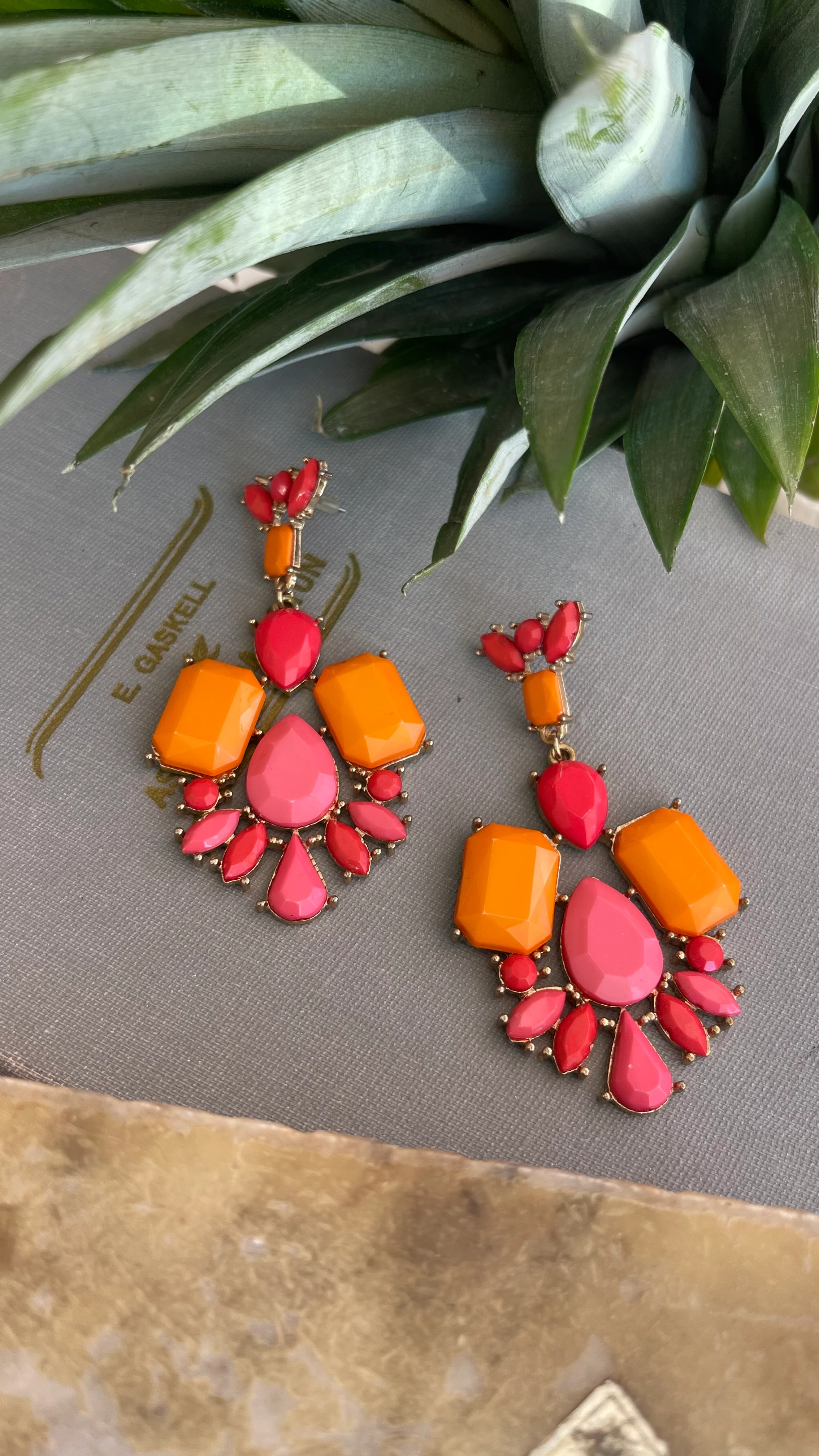 TURUNCU- PEMBE TAŞ SALLANTILI MARKA MODEL ŞIK KÜPE