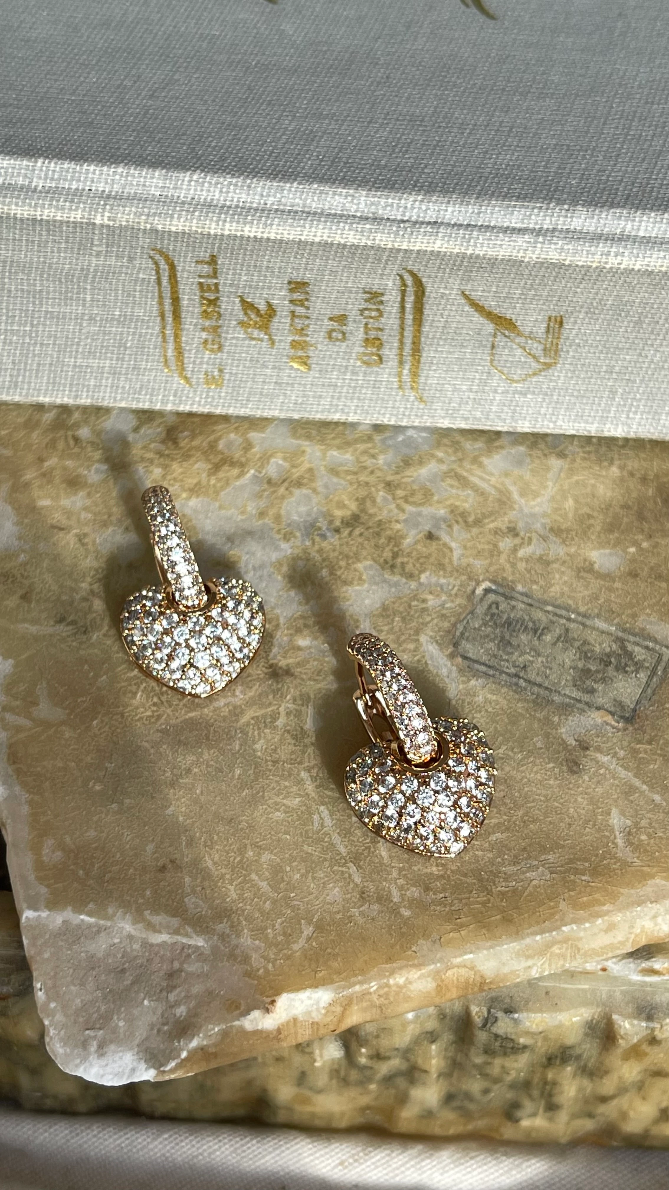 KALP MODEL TAŞLI SALLANTILI ŞIK KÜPE ROSE GOLD