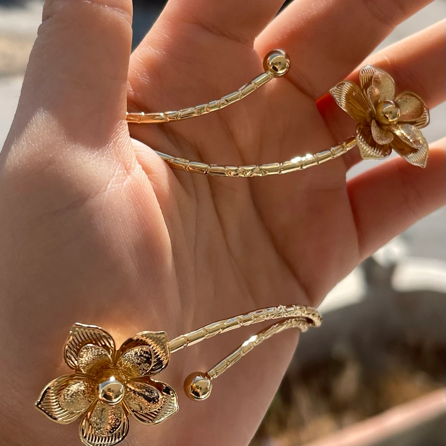 GOLD ÇİÇEK MOTİFLİ PAZU KELEPÇESİ