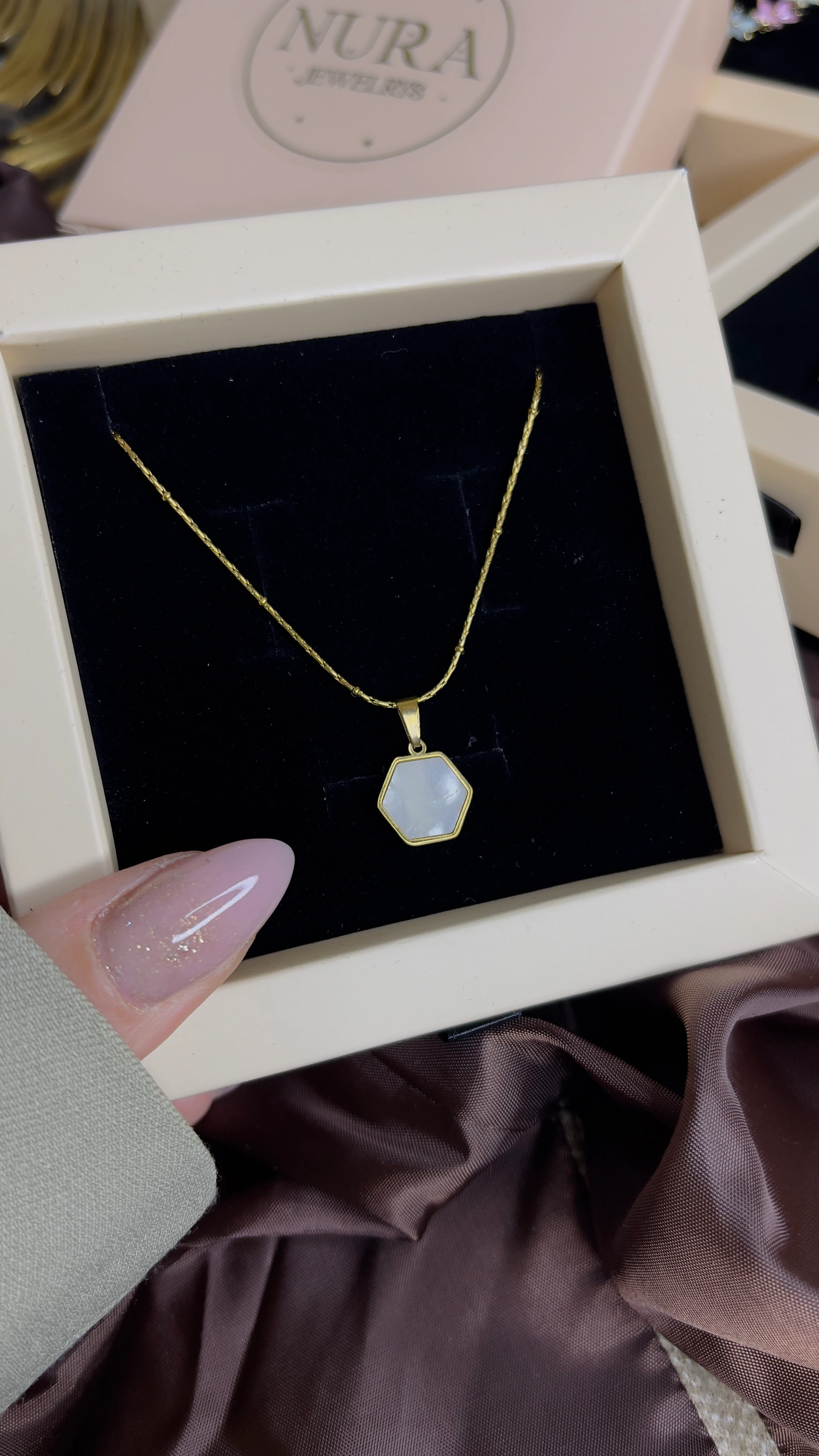 SEDEFLİ BEYAZ ALTIGEN KOLYE