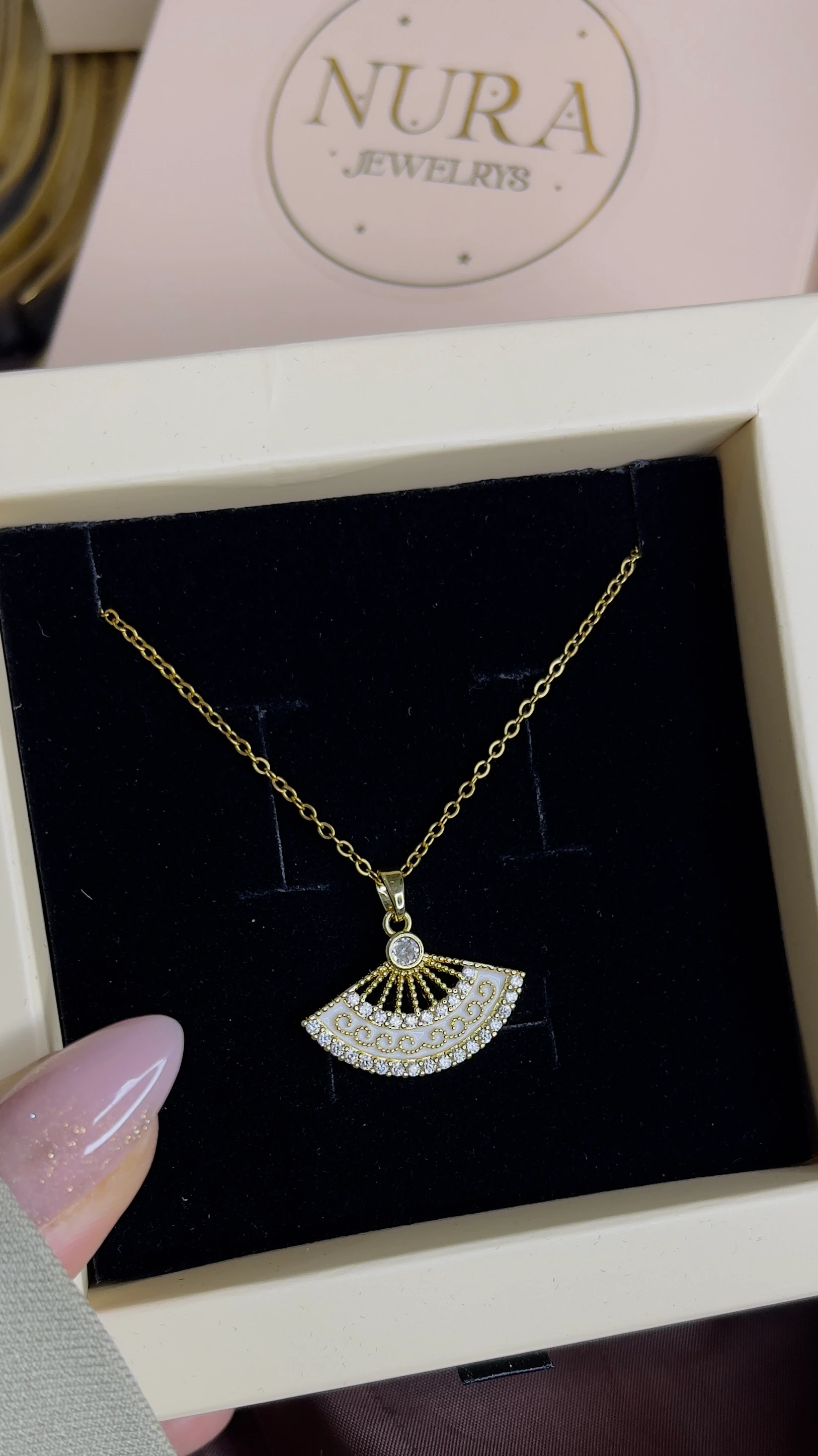 BEYAZ TAŞLI YELPAZE KOLYE