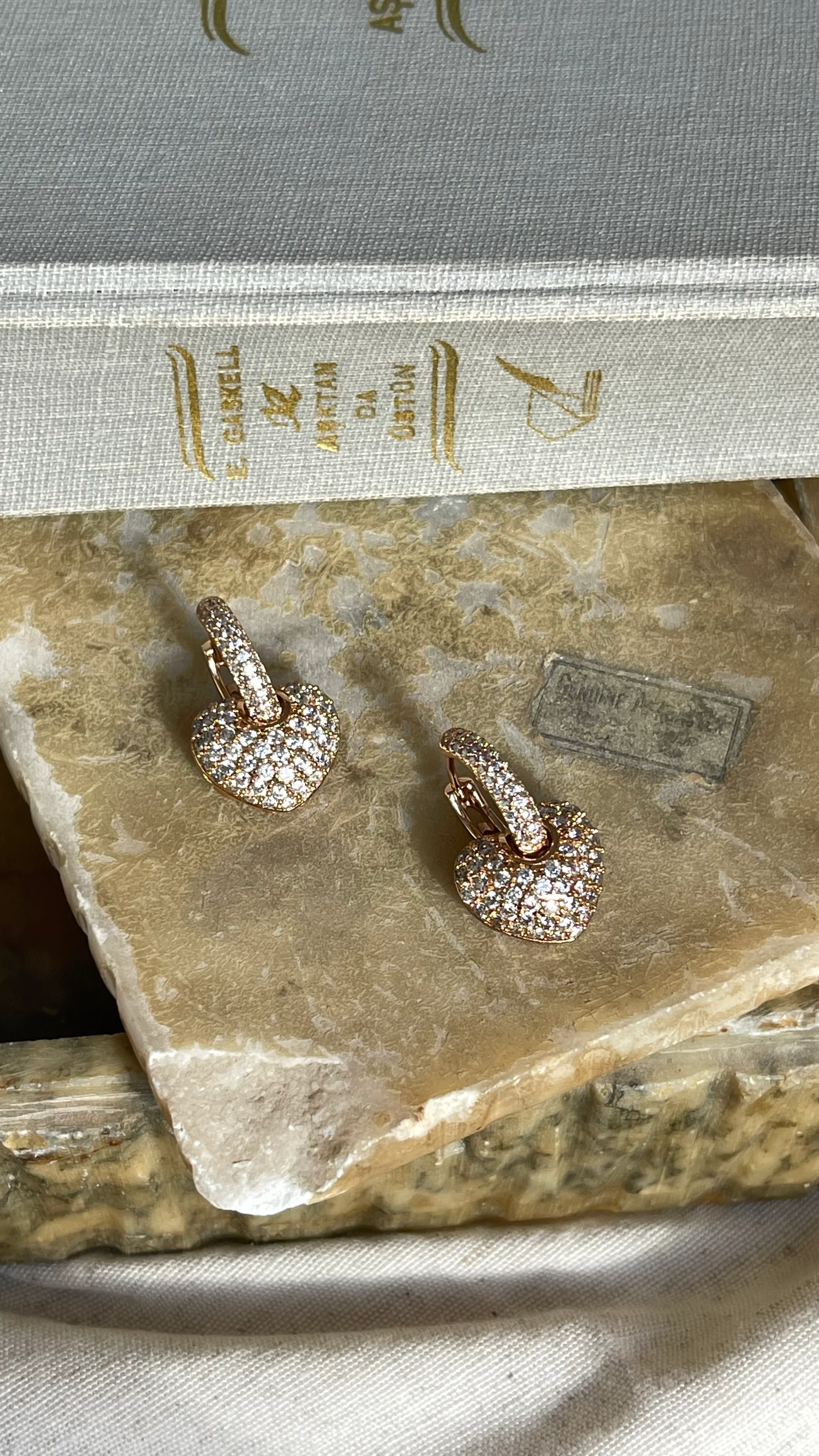 KALP MODEL TAŞLI SALLANTILI ŞIK KÜPE ROSE GOLD