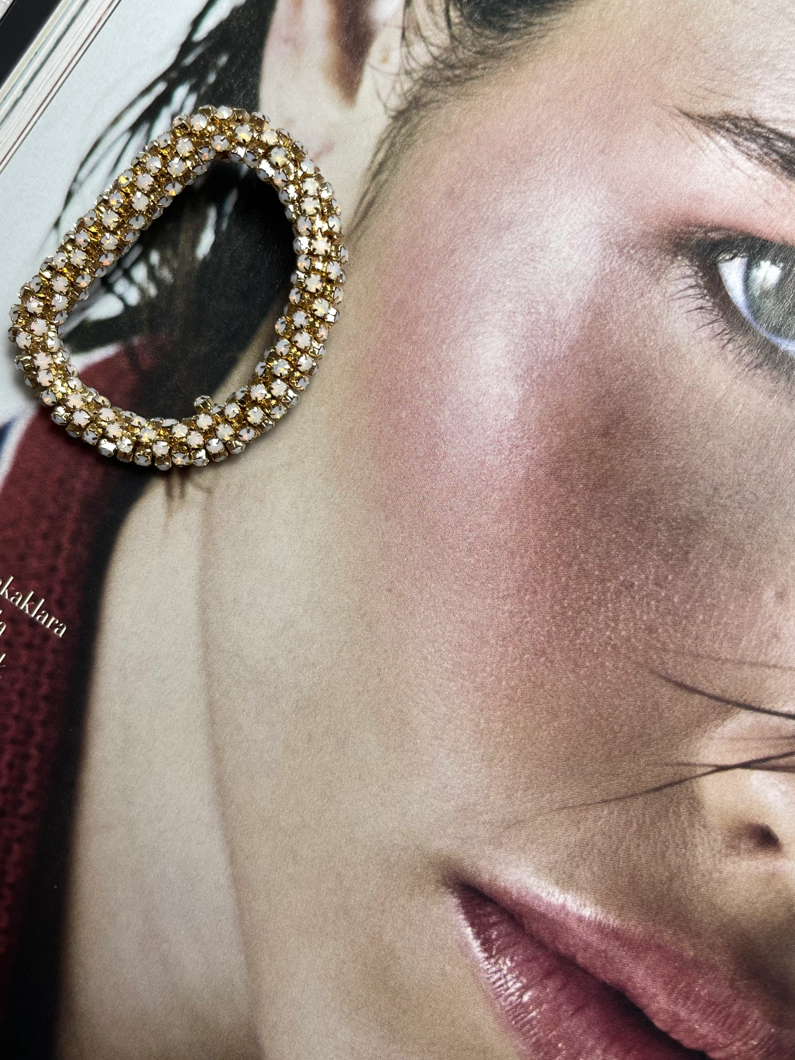 ASİMETRİK MODERN TAŞLI TARZ KÜPE